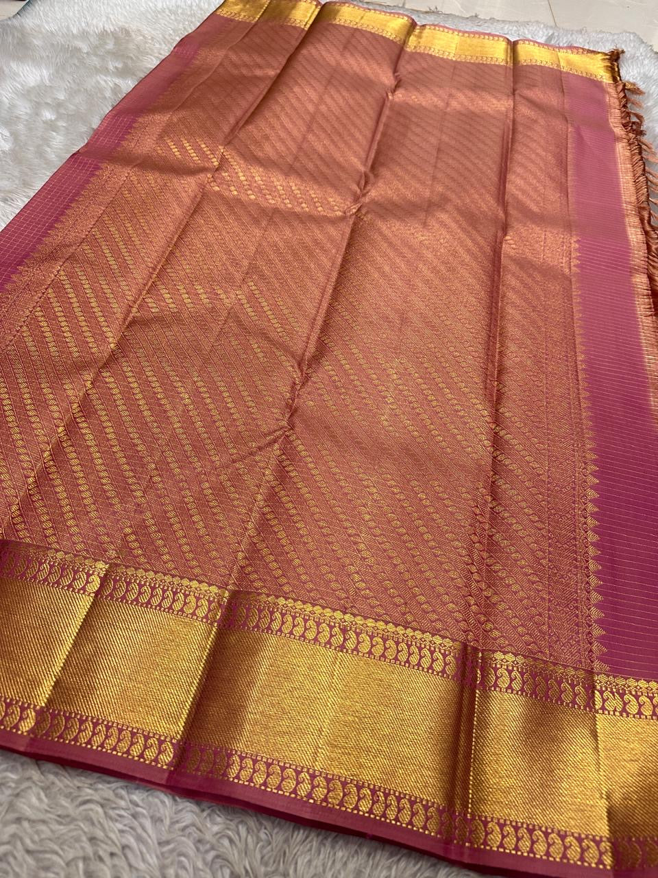 Lotus Petal Rose Oosi Kattam | Pure Kanchipuram Silk Saree
Silk Mark Certified • Fall & Pico Done • Blouse Stitching Available ($30)
Free Shipping within USA • Ships in Two Weeks
