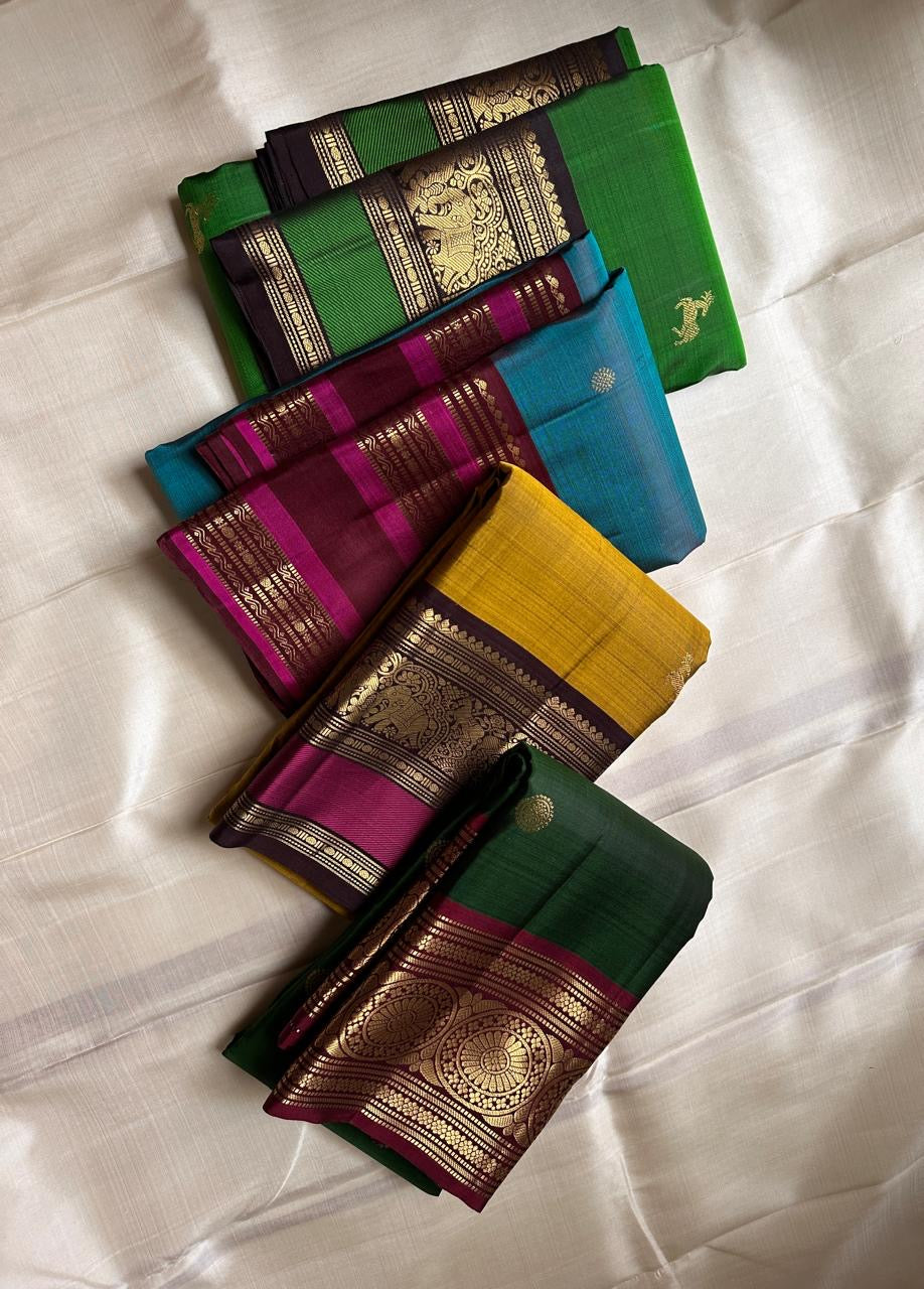 Pachai Pallavi – Pure Kanchipuram Silk Saree with Gaja & Ashwa Motifs

An ode to emerald radiance, woven in luminous silk.
Graceful ashwa buttas dance across the body in gold.
Elephant  motifs adorn the border with regal splendor.

Silk Mark Certified, de