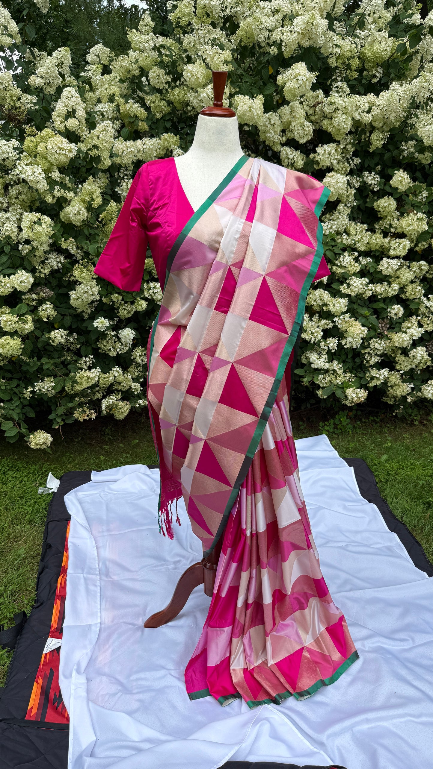 Nila – Ivory, Pastel Pink & Fuchsia Semi-Silk Saree with Geometric Weave.
Paired with a Ready-to-Wear Padded Blouse (Size 36–42)