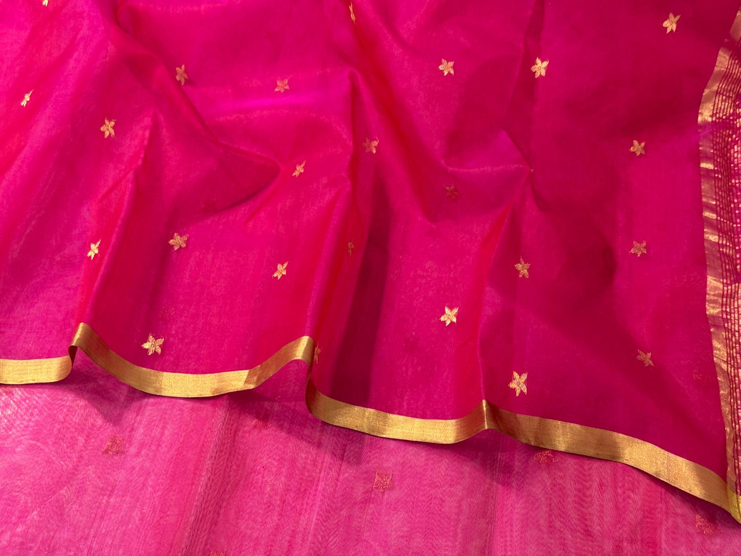 Pure Chanderi Silk by Katan – Rani Pink with Gold Buttas & Rose-Pink Tissue Pallu
Handwoven rani silk with tiny gold buttas, gold kaddi border & shimmering rose-pink tissue pallu ✨
Silk Mark Certified • Free Shipping within USA • Ships in Two Weeks