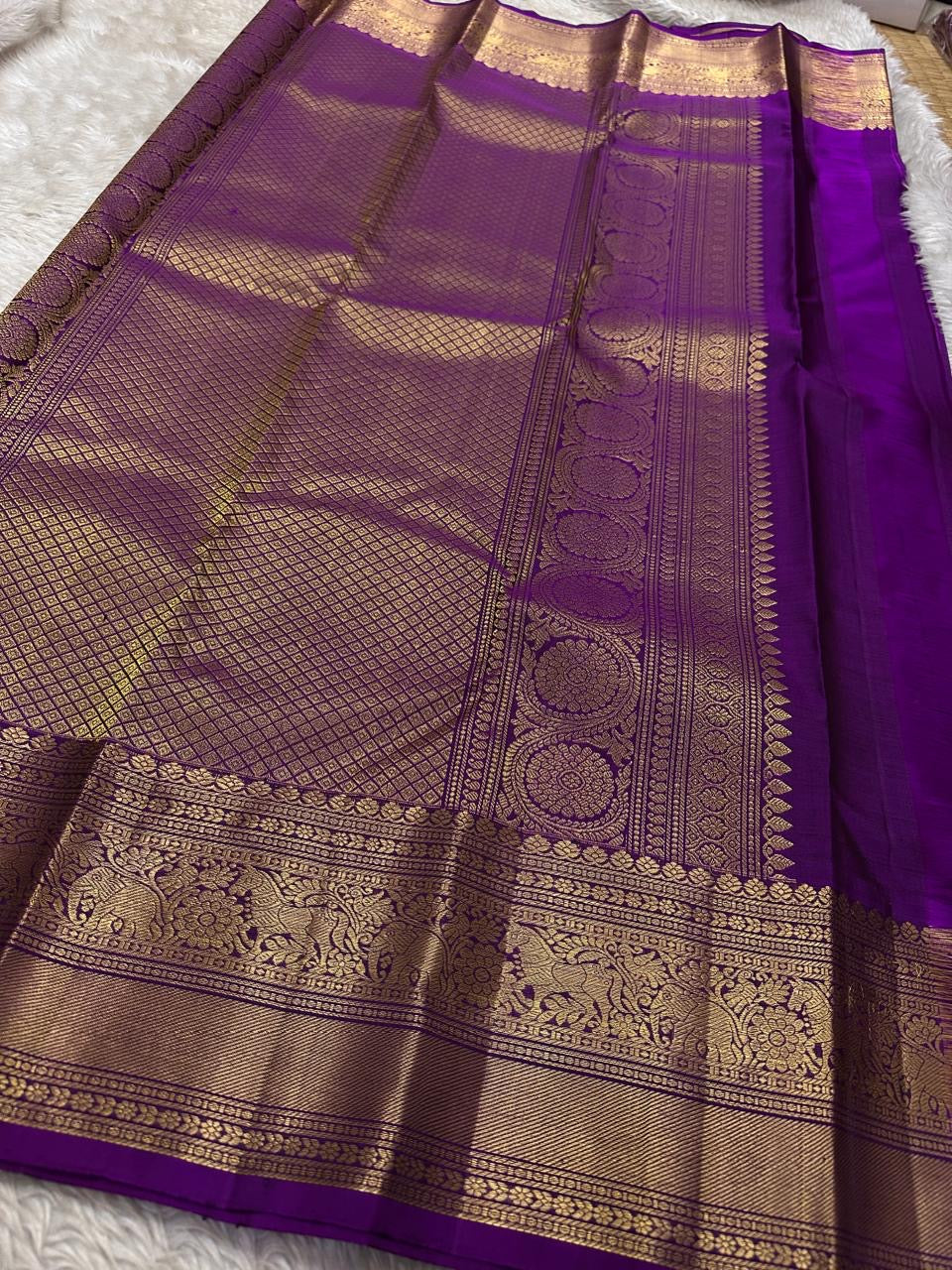 Kumkuma kokilam — Pure Kanchipuram Silk Saree
Kumkum red body with antique gold zari buttas & royal purple contrast border
Silk Mark Certified • Blouse Stitching Available ($30) • Free Shipping within USA • Ships in Two Weeks