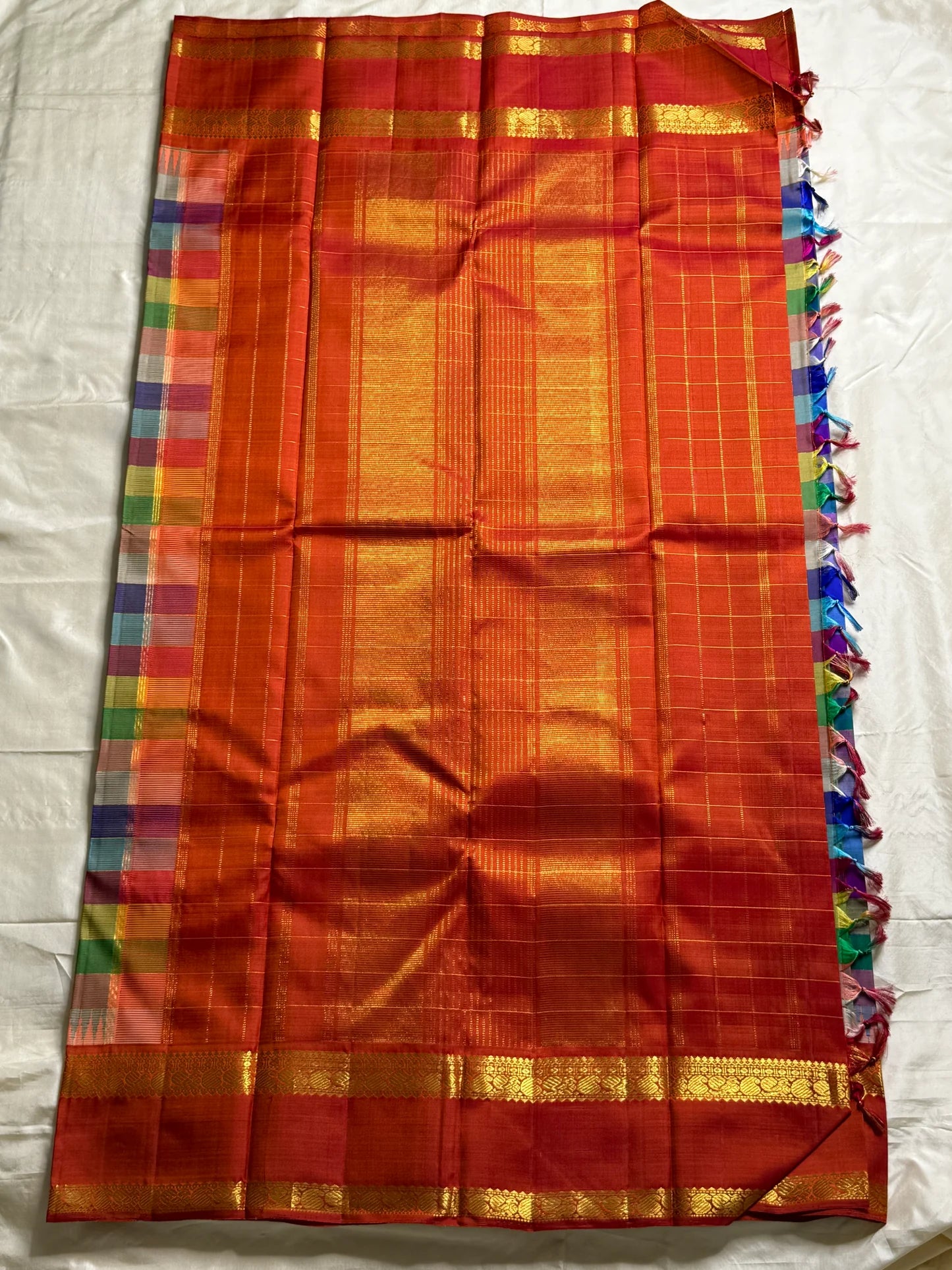 Ratna Mala ✨ – Pure Kanchipuram Silk Saree
Multicolor Checked Body in Vibrant Jewel Tones
Deep Red Korvai Border with Gold Zari Weaving
Grand Red Zari Brocade Pallu with Traditional Motifs
A Regal Handwoven Drape – Perfect for Weddings & Festive Wear!