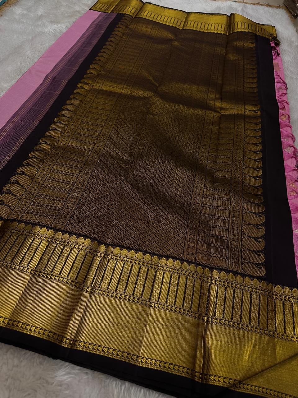 Roja Sonaroopa – Pure Kanchipuram Silk Saree
Blush Pink Body with Gold & Silver Paisley Buttas
Ebony Korvai Border with Temple Pillar Zari Design
Antique Gold Brocade Pallu with Grand Detailing

Silk Mark Certified, delivery in 2 weeks