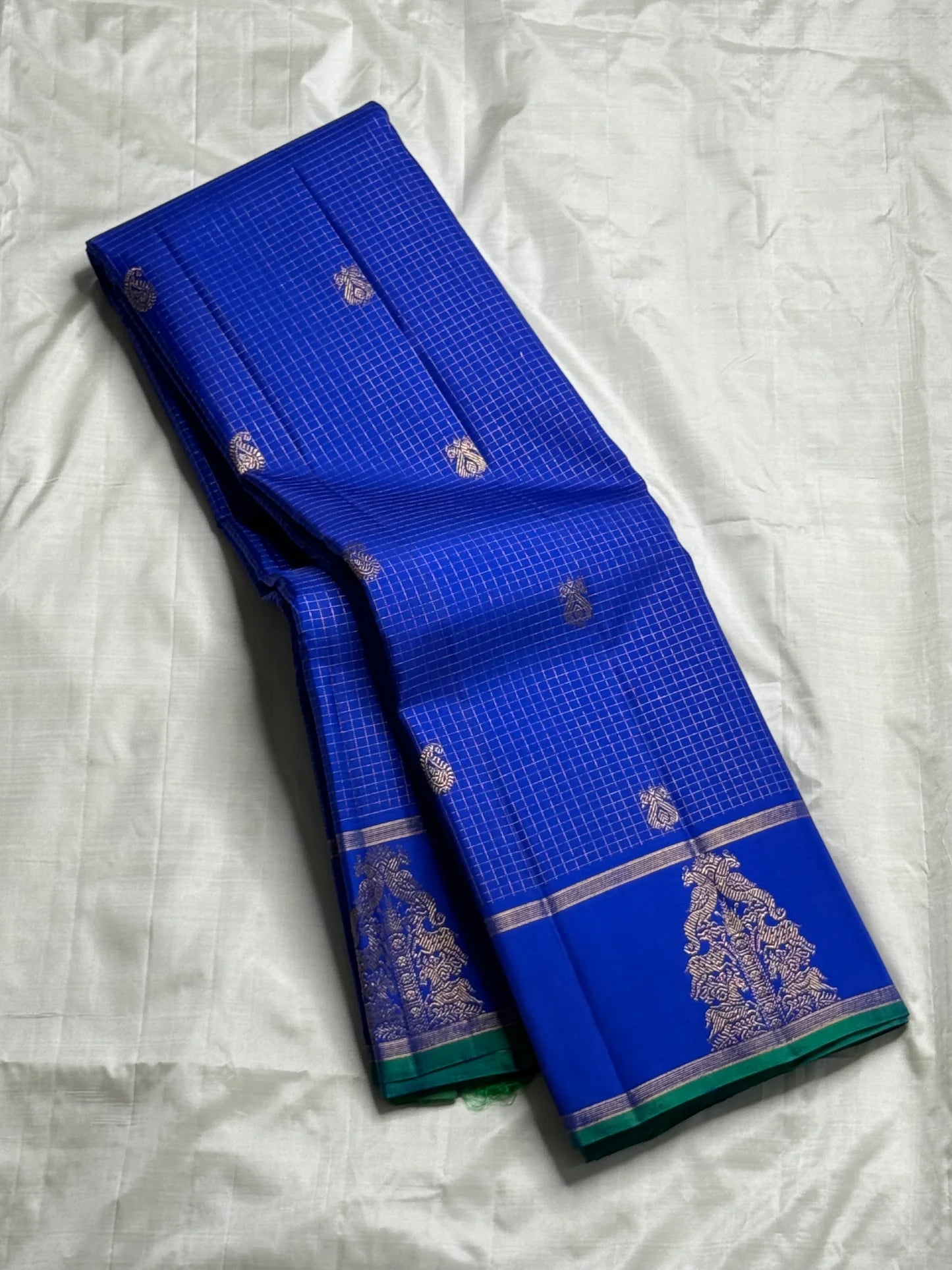 Vriksha Neelam Zari Kattam — Pure Kanchipuram Silk Saree 💙
Royal Neelam Blue with Fine Kattam Checks & Temple-Tree Zari Motif ✨
Silk Mark Certified • free shipping within Usa ,ships in two weeks