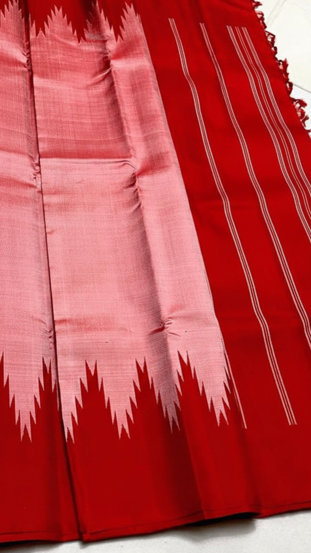 Scarlet Rose Thazampoo Reku — Pure Kanchipuram Silk
Ombre Rose-Pink × Scarlet | Thazampoo (Temple-Tooth) Peaks Weave
Silk Mark Certified ✅ | Free Shipping within USA | Ships in Two Weeks