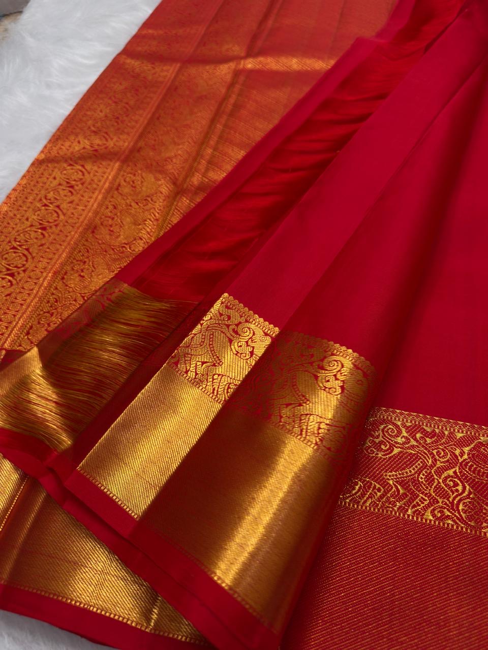 Overall floral jaal woven across the vermilion red Kanchipuram saree body