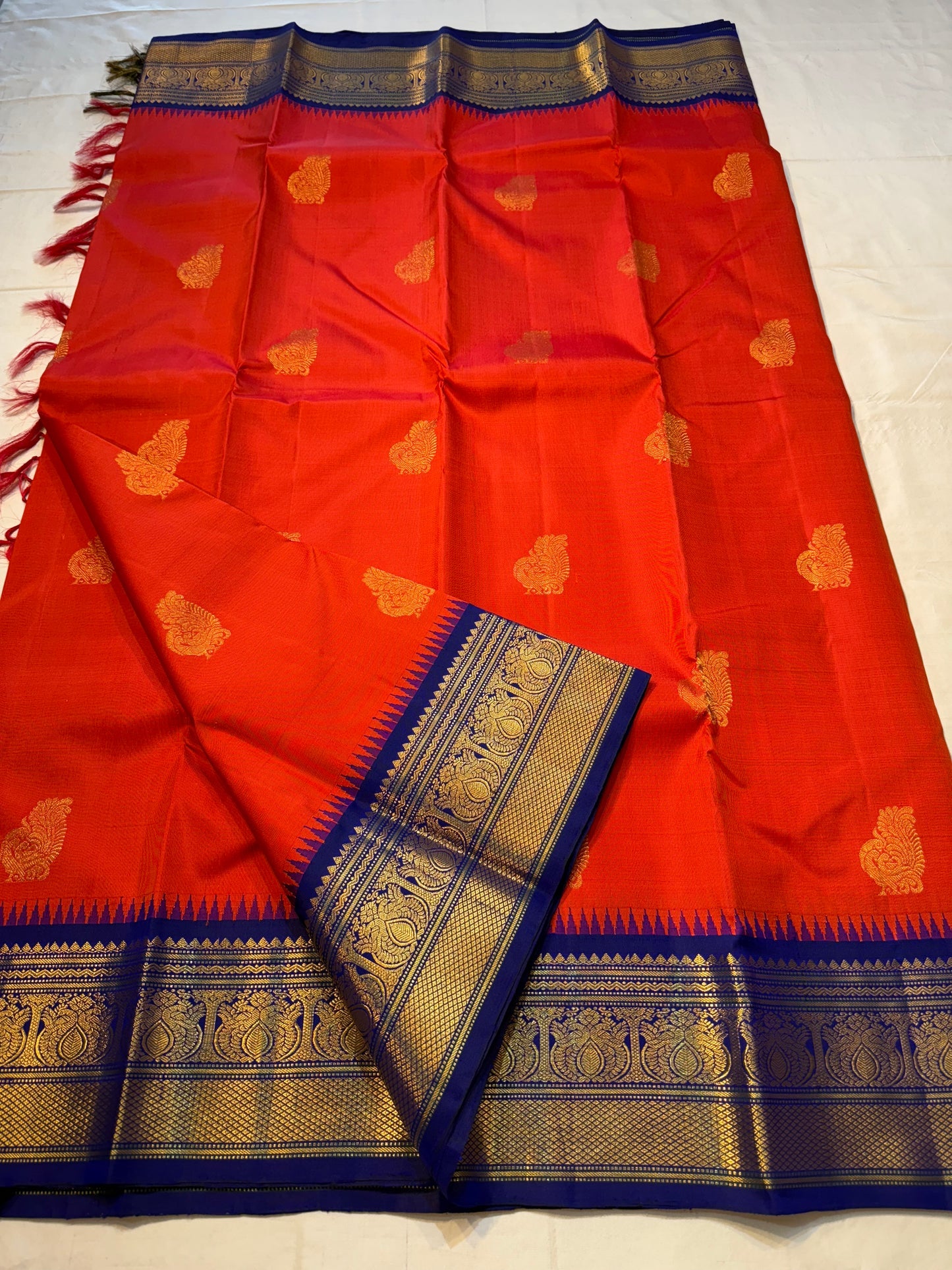 Tejaswini — Pure Kanchipuram Silk (Sindoor Red × Neelam Blue)
Korvai weave with swarna zari lotus borders and temple serrations
Grand neelam zari woven  pallu • Silk Mark Certified • Free Shipping USA