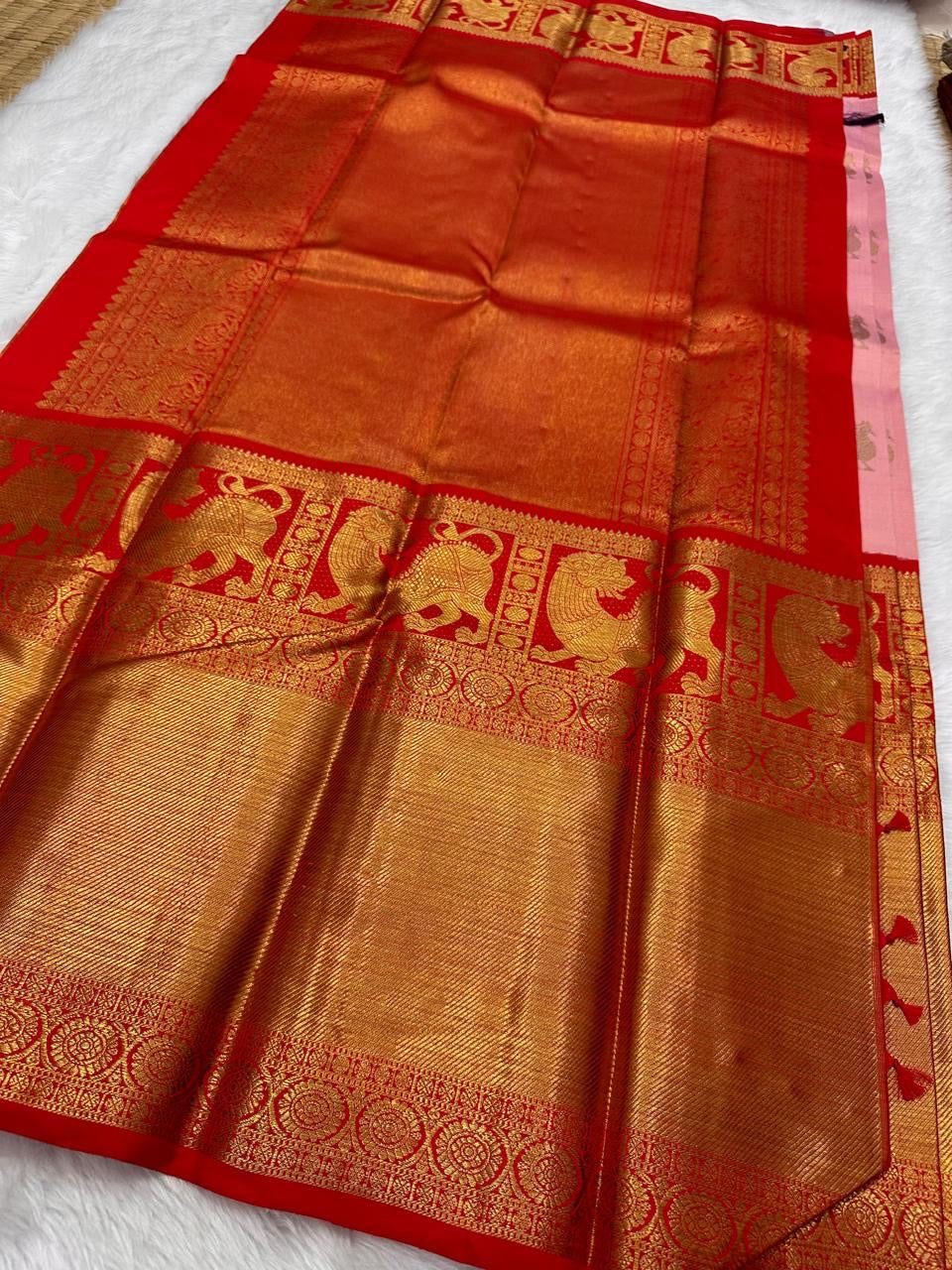 Stuthi ✨ — Vermilion Red Pure Kanchipuram Silk Saree
With Traditional Korvai Weave & Broad Yaali Border
Adorned in Intricate Chakram Motifs & Fine 3G Zari, Grand Zari Brocade Pallu with Medallion Artistry
Contrast red blouse with a broad border
