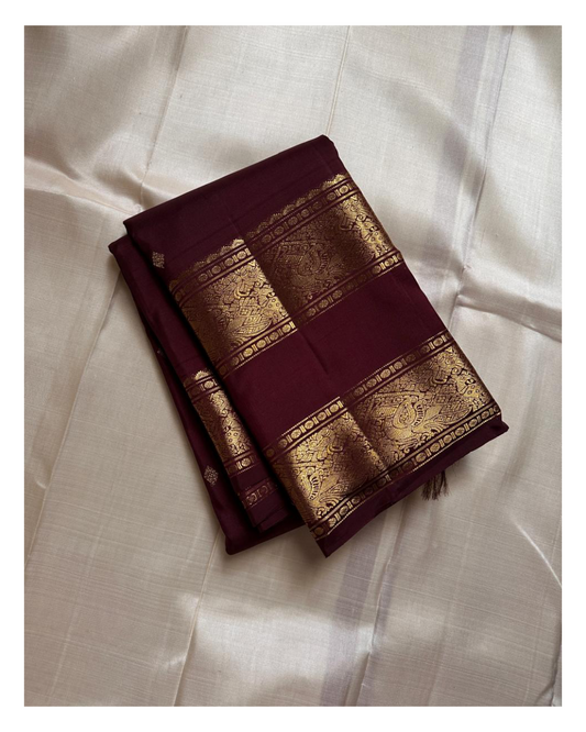 Kasturi 🌰✨
Deep Coffee Brown Pure Silk Kanchipuram Saree
Gold Zari Woven Kamalam & Diamond Buttas All Over
Double Border with Mayil Pettu & Rettapettu Detailing
Diagonal Peacock Pallu with Floral Vine Motifs