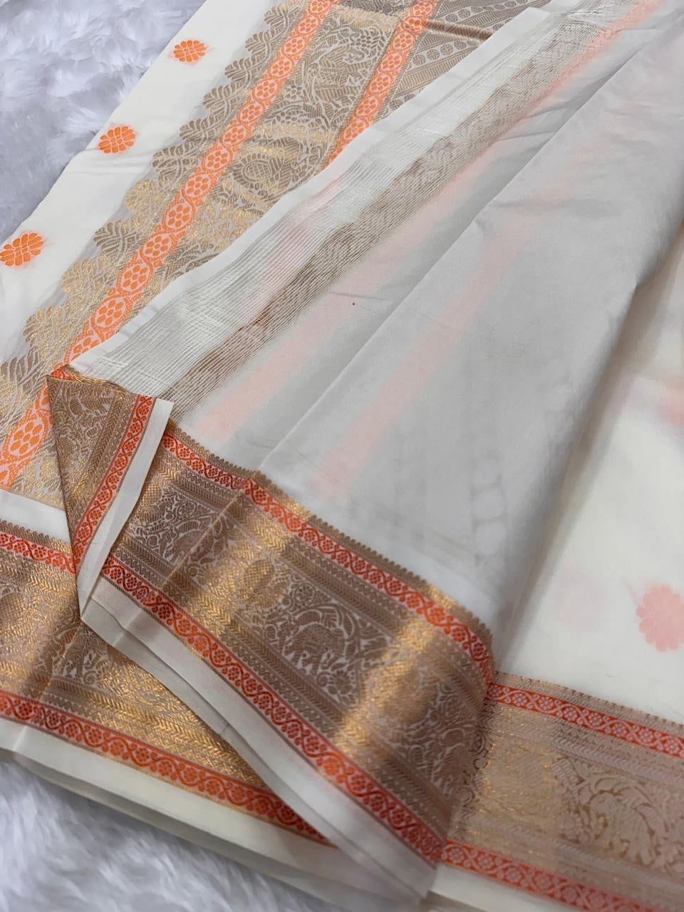 Ivory Swarna — Pure Kanchipuram Silk Saree
Ivory body with marigold rosette and antique-gold paisley buttas, framed in champagne-gold elephant brocade borders.
Silk Mark Certified • Free Shipping within USA • Dispatch in 1 Week • Ships in Two Weeks ✅