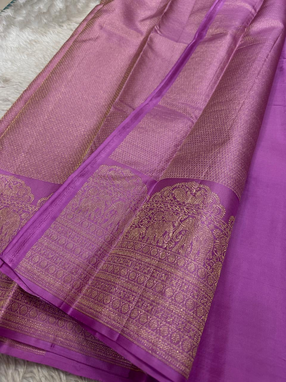 Kemp Kanchi – Orchid Lilac Purple | Pure Kanchipuram Silk Saree
Orchid–lilac body with gold buttas and grand elephant temple zari borders
Silk Mark Certified • Fall & Pico Done • Free Shipping within USA • Ships in Two Weeks
