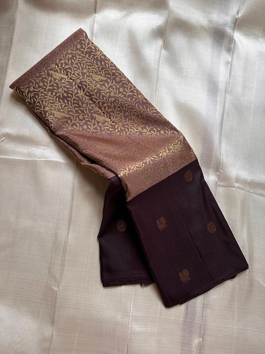 Mauve Mayil – Pure Kanchipuram Silk Saree with Plum Body & Dusty-Rose Pallu
Deep plum silk adorned with delicate golden buttas.
Broad antique zari borders with kattam.
Dusty-mauve pallu in intricate vine jaal. Silk Mark Certified, delivery in 2 weeks