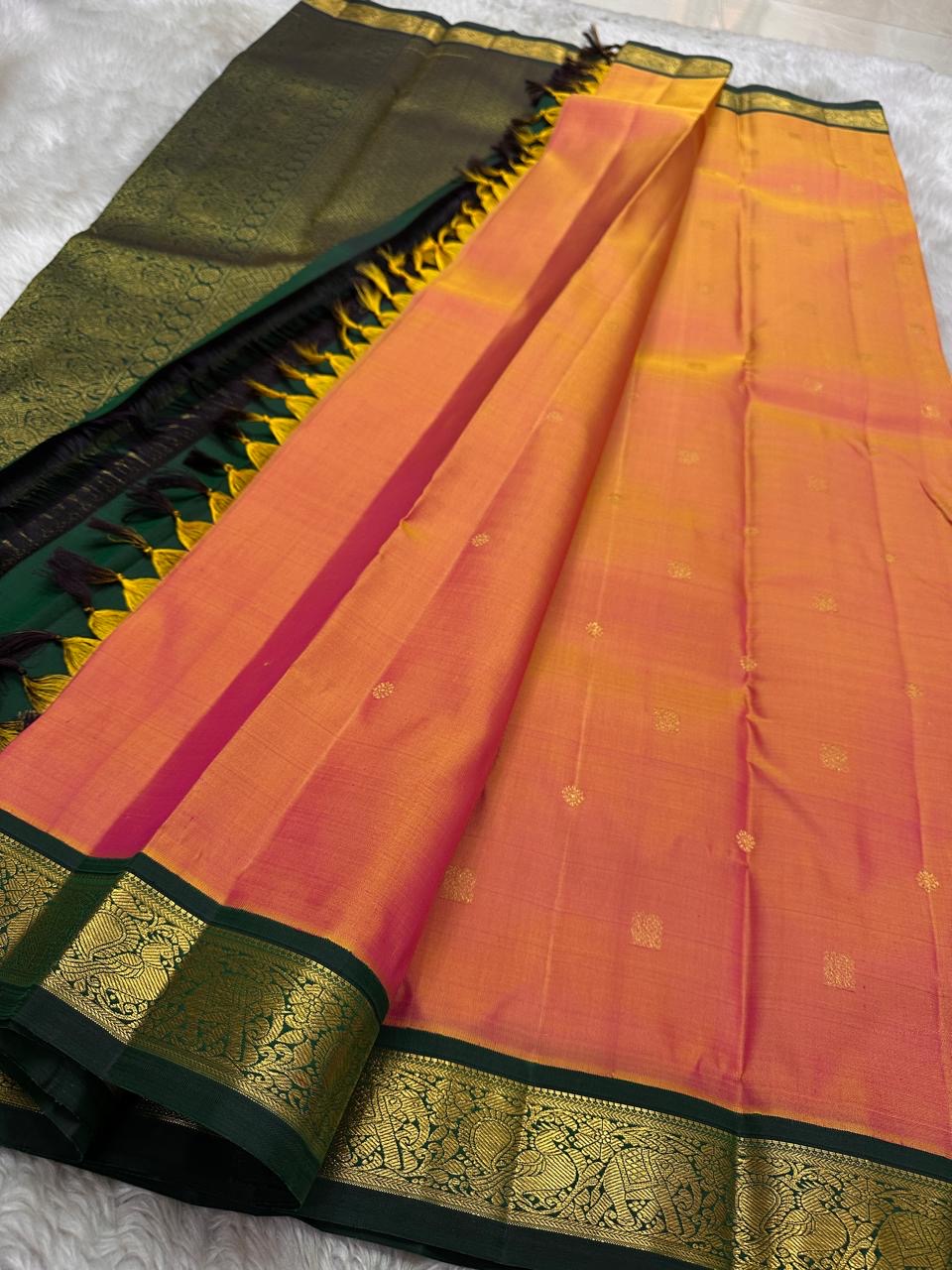 Emarald Kesar Grove — Pure Handloom Kanchipuram Silk Saree 🌿
Peach pink to Coral Dual Tone with Gold Buttas & Deep Emerald Korvai Border ✨3g pure Zari 
Silk Mark Certified • free shipping within usa • Ships in Two Weeks ✅