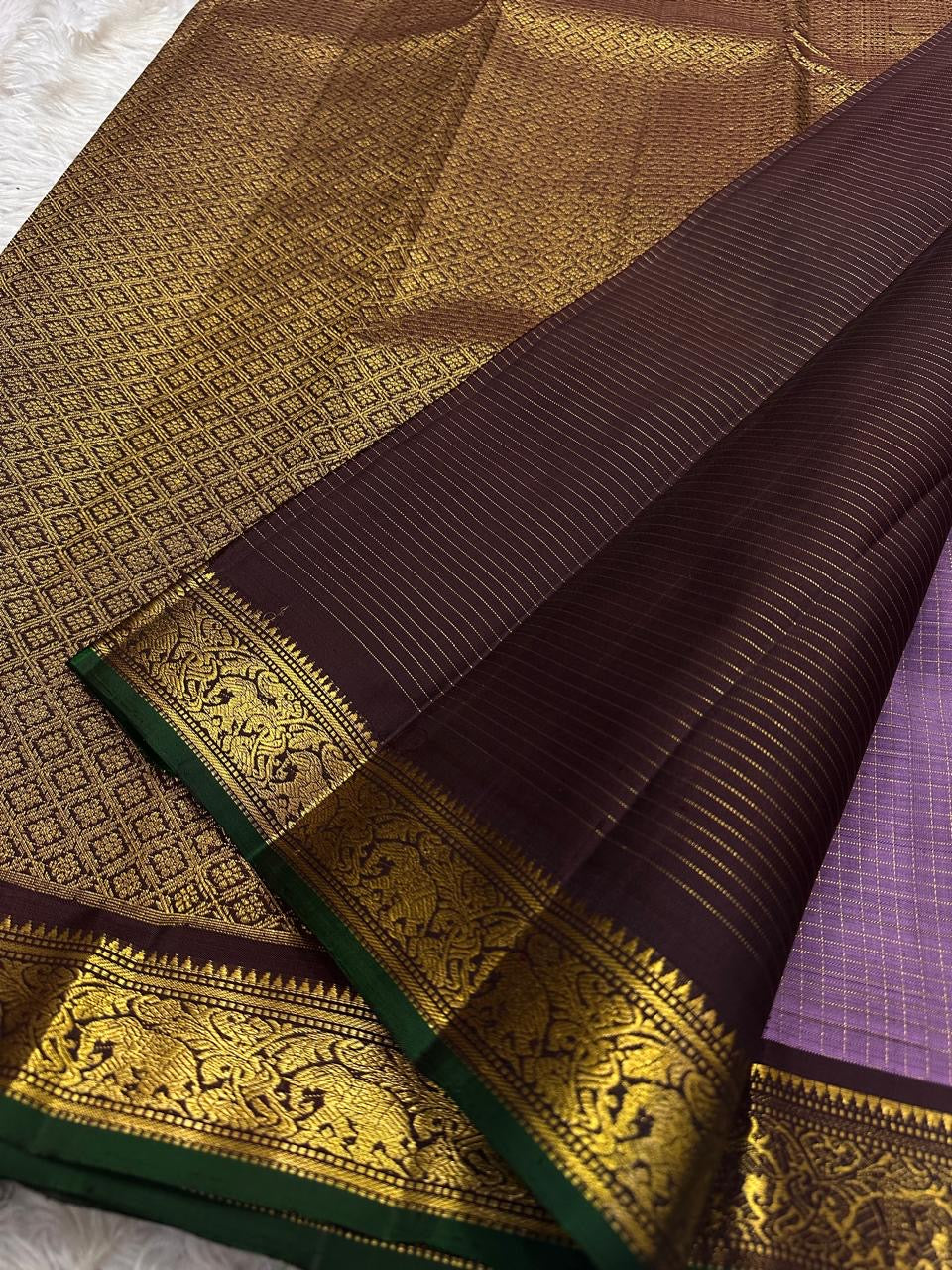 Mauve Lavender Zari Kattam — Petite Border | Pure Kanchipuram Silk ✨
Lavender-purple body with fine zari kattam checks & gold paisley buttas 💜
Silk Mark Certified • Free Shipping within USA• Ships in Two Weeks ✅i