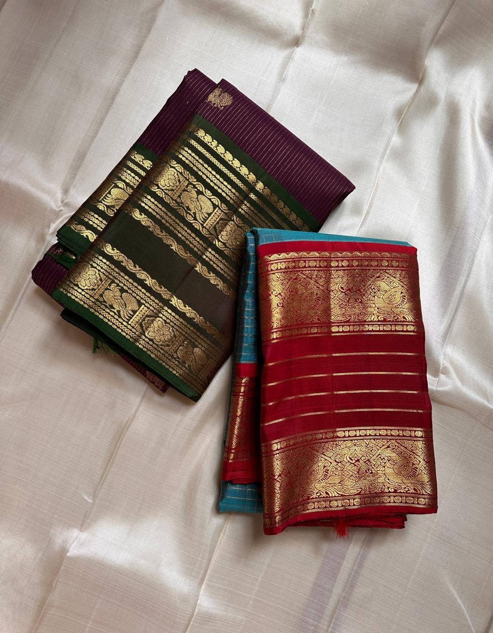 Radhe ✨
Plum Purple Oosi-Striped Kanchipuram Silk
Zari-Woven Yaali Motifs on the Body
Bottle-Green Rettapet Border with Peacocks
Grand Gold Zari Jaal Please | Silk Mark Certified