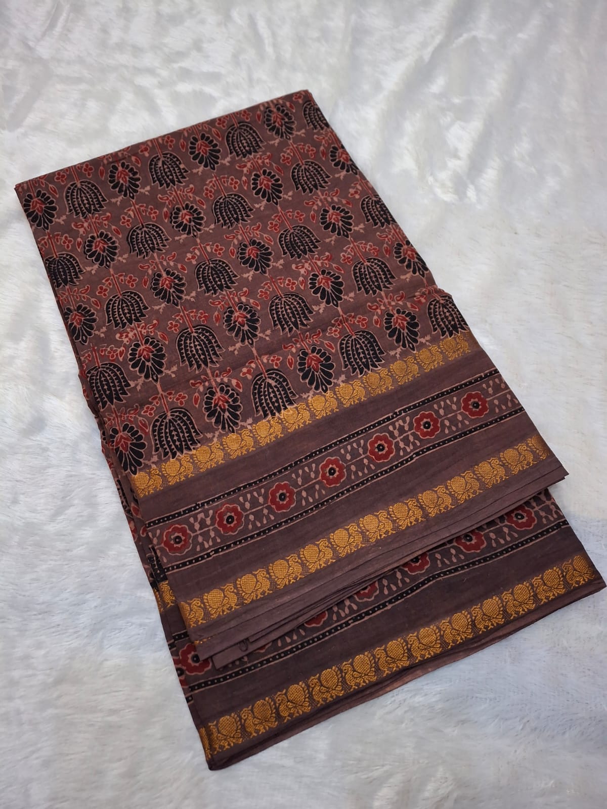 Ajrak Hand Block Print on Pure Madurai Cotton Saree
Clamp-dyed borders by Kattuchayam artisans, naturally dyed in Gujarat
Handcrafted Cotton Elegance • Free Shipping within USA • Ships in Two Weeks