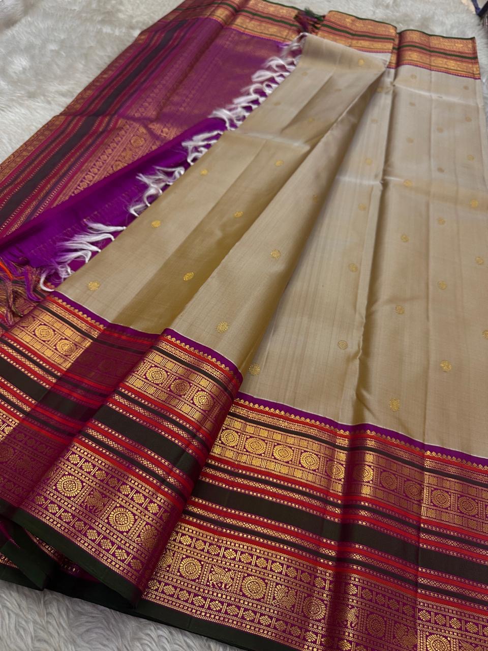 Mridula — Soft Biscuit Brown Kanchipuram Silk Saree
Biscuit-gold body with coin buttas, rani-green rettai pettu border & royal-purple brocade pallu
Silk Mark Certified ✅ • Ships in 1 Week • Free USA Shipping 🇺🇸blouse stitching available