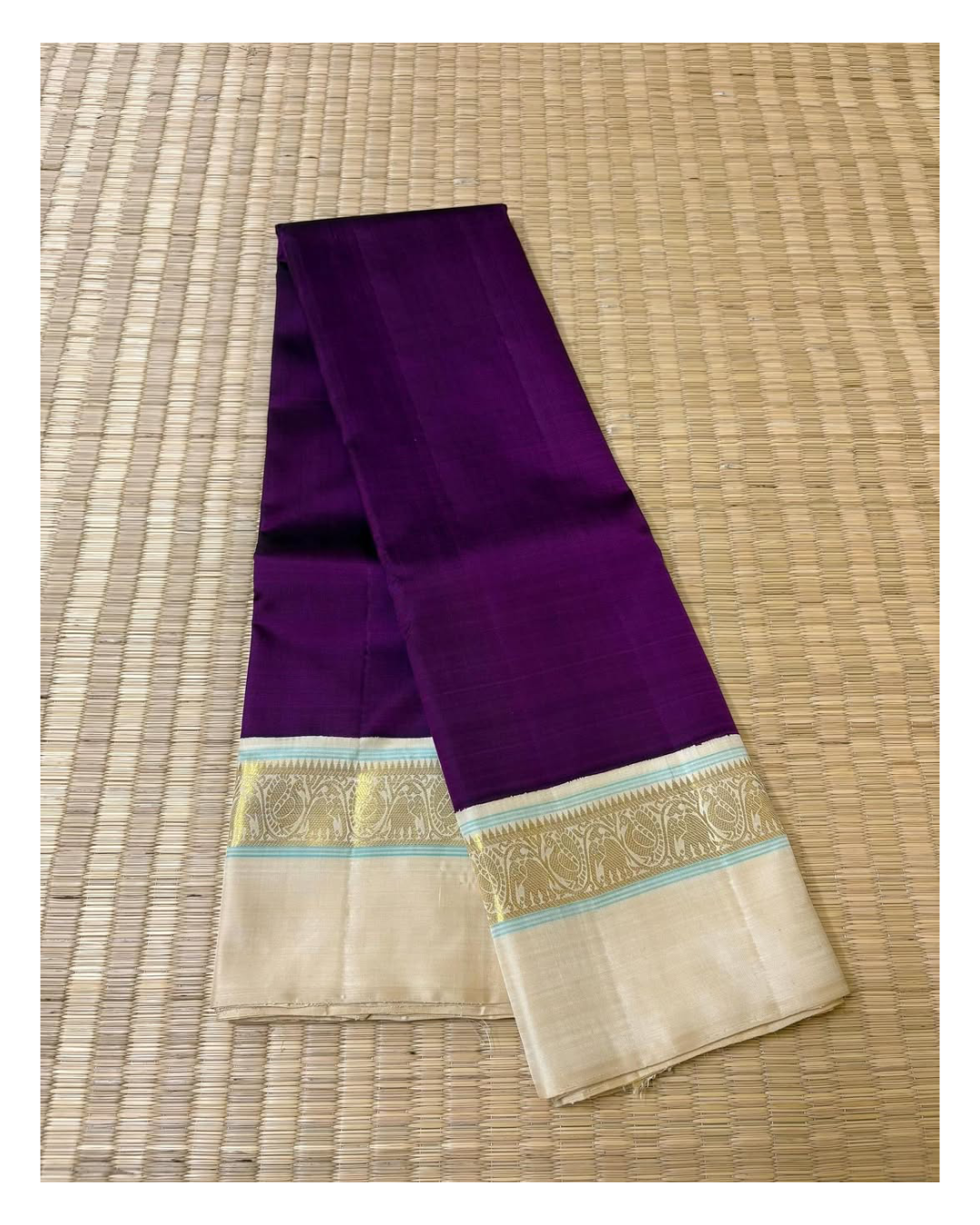 ilaa 💜✨ – Deep Purple & Royal Ivory Silk Saree
Exquisite deep purple paired with serene royal ivory accents.
Intricate 3G zari work with delicate turquoise silk thread highlights.
Vanasringaram-style border with Seer Pallu for traditional elegance.