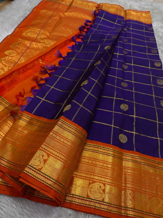 Raga Priya ✨ – Pure Kanchipuram Silk Saree
Royal Purple Body with Zari Kattam & Mayil Chakram Buttas
Sunset Orange Korvai Border in Neli Vanki Zari Pattern
Grand Orange Brocade Pallu with Intricate Weaves
Silk Mark Certified | Fall & Pico Done |