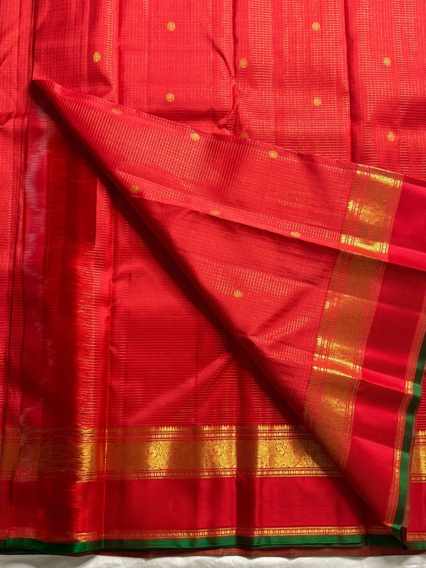 Hema – Bright Red Pure Silk Saree with Golden Zari Kattam
Featuring Baby Buttas and a Green Selvedge for a Subtle Contrast
Red Borders with Vanasringaram & Kamalam Motifs in Fine Zari
(available on pre-order 6 weeks)