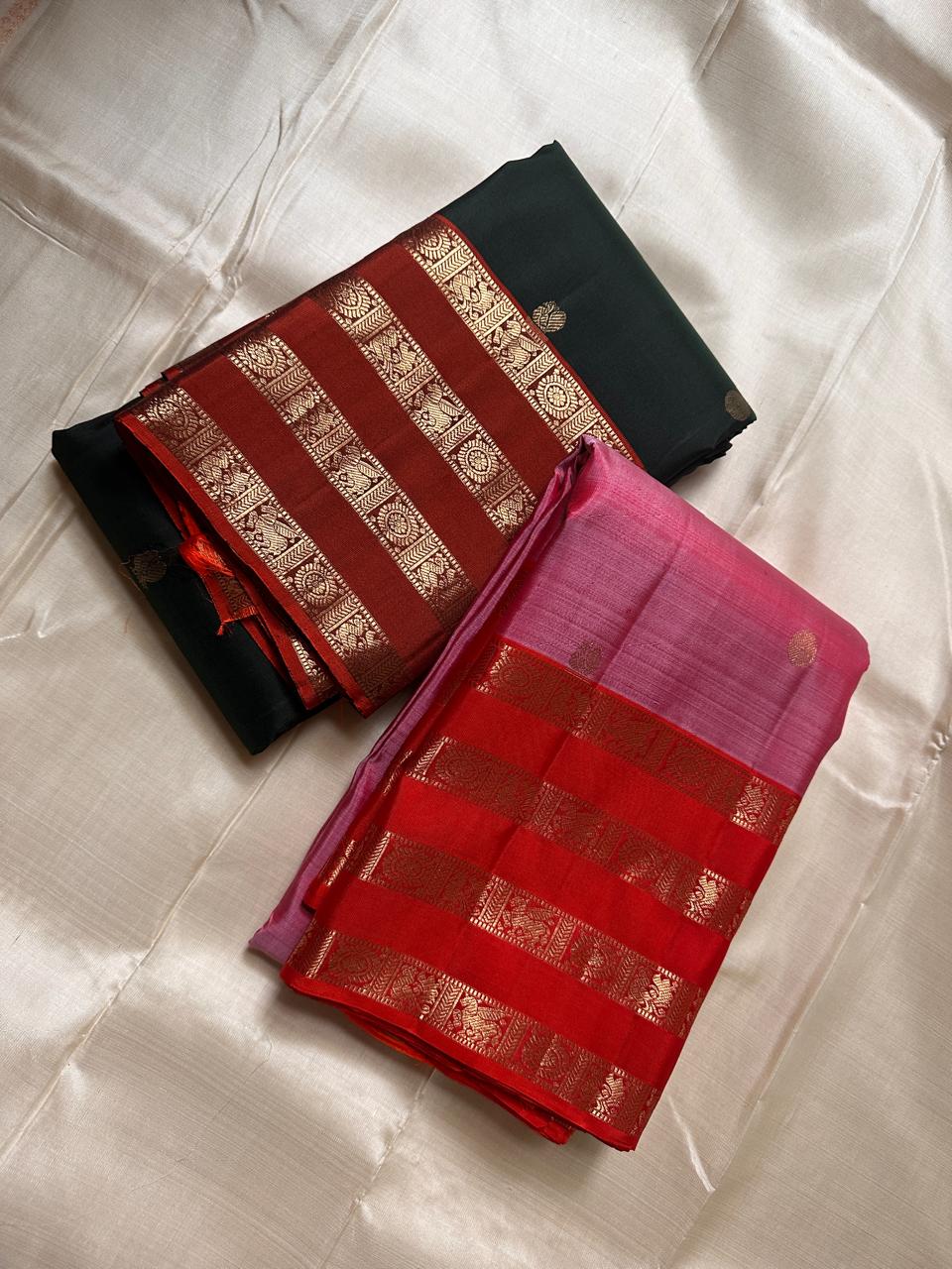 Pachai Mayil Chakram Varisaipet — Pure Kanchipuram Silk Saree
Deep pachai (bottle green) body with antique-gold chakram buttas, rust-vermillion varisaipet borders, and a radiant kesari-orange zari pallu.
Silk Mark Certified • Blouse Stitching Available