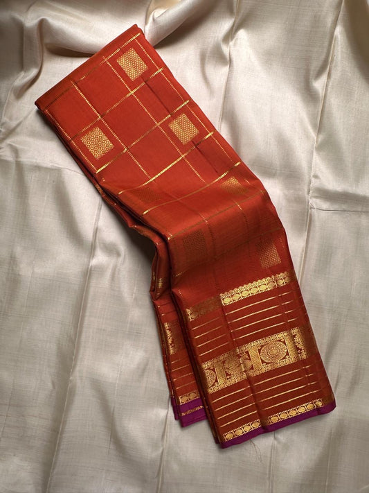Pankajam 🌺 – Burnt Orange Kanchipuram Silk Saree with Zari Kattam, Dashed Lines, Kolam Motifs, Varisaipet Border with Thandavalam Zari Stripes, Rudrakshpet, Annam & Kamalam Motifs, Deep Magenta-Purple Selvedge & Ornate Pallu