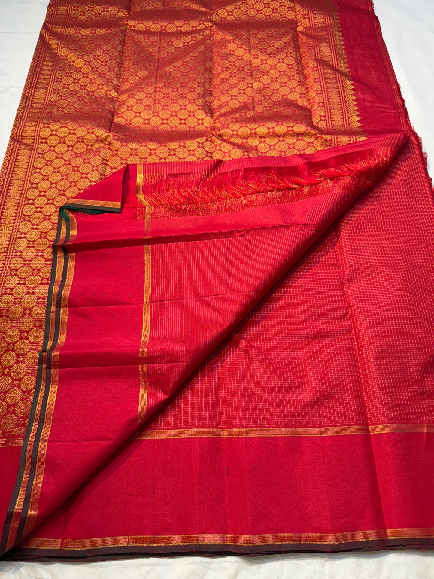 Hema Kungumam — Pure Kanchipuram Silk Saree
Auspicious kungumam red with micro kattam checks & grand coin motifs ✨
Antique-gold zari border & rosette brocade pallu • Silk Mark Certified • Free Shipping within USA • Ships in Two Weeks