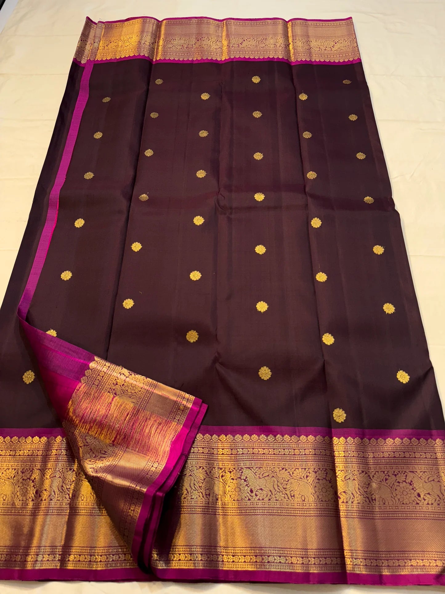Jamun Purple Rani — Kanchipuram Pure Silk

Deep jamun-purple body with zari floral buttas

Rani-magenta korvai borders with elephant procession

Opulent brocade pallu with diamond jaal & circular medallions

Silk Mark Cert| Free Shipping within USA