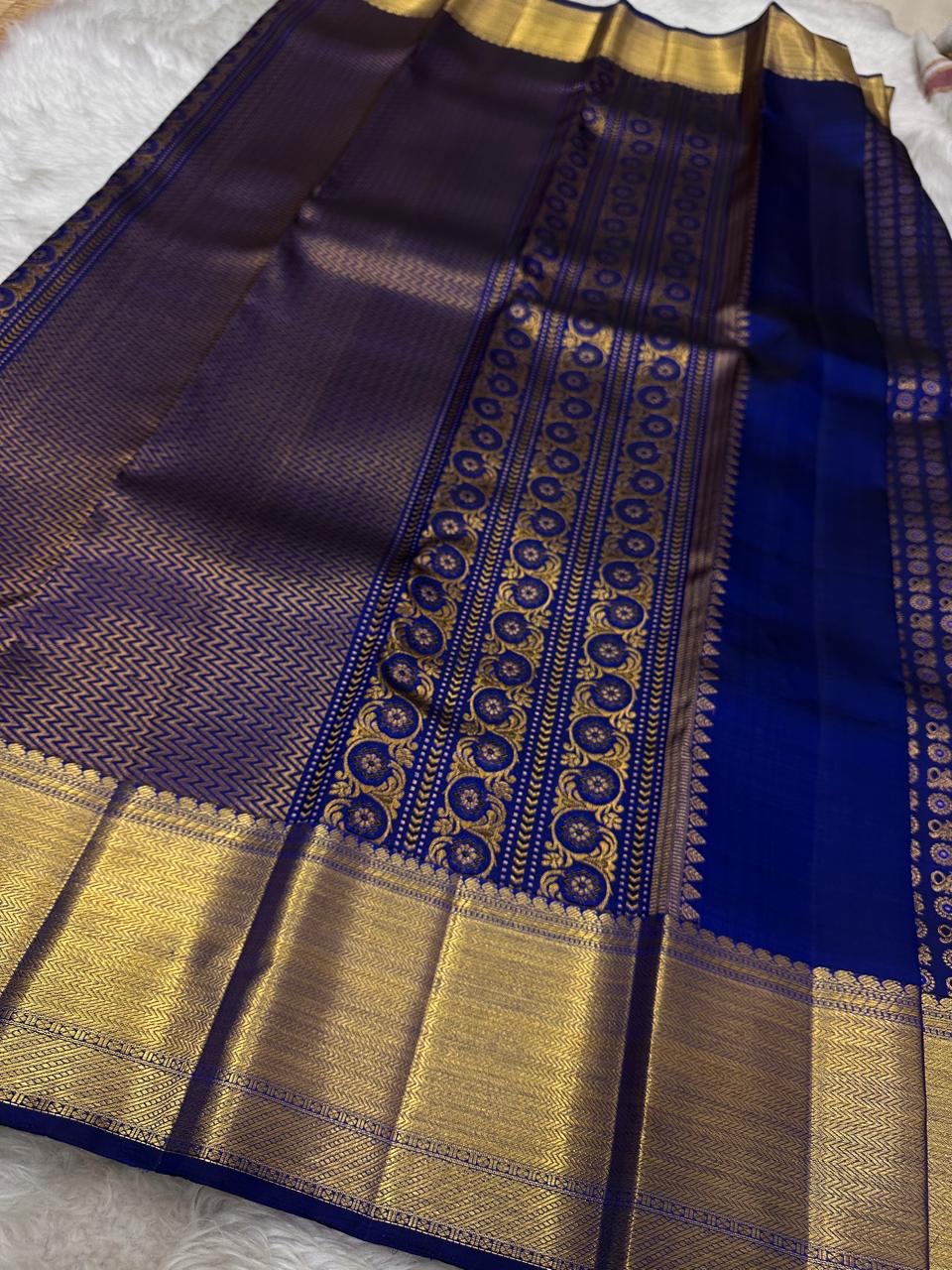 Tara – Royal Blue Kanchipuram Pure Silk Saree with shimmering Blue silk and Zari woven Mayil Motifs
The bold Baavanji border and exquisite chevron pallu add grandeur! Pure silk zari stunner