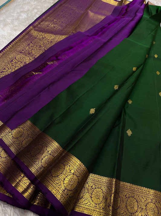 Marakatha Valli ✨ – Pure Kanchipuram Silk Saree
Emerald Green Body with Fine Zari Buttas
Royal Purple Korvai Border with Gold Zari Motifs
Majestic Purple Pallu with Rich Gold Zari Brocade
Silk Mark Certified | Fall & Pico Done | Blouse Stitching ($30) |