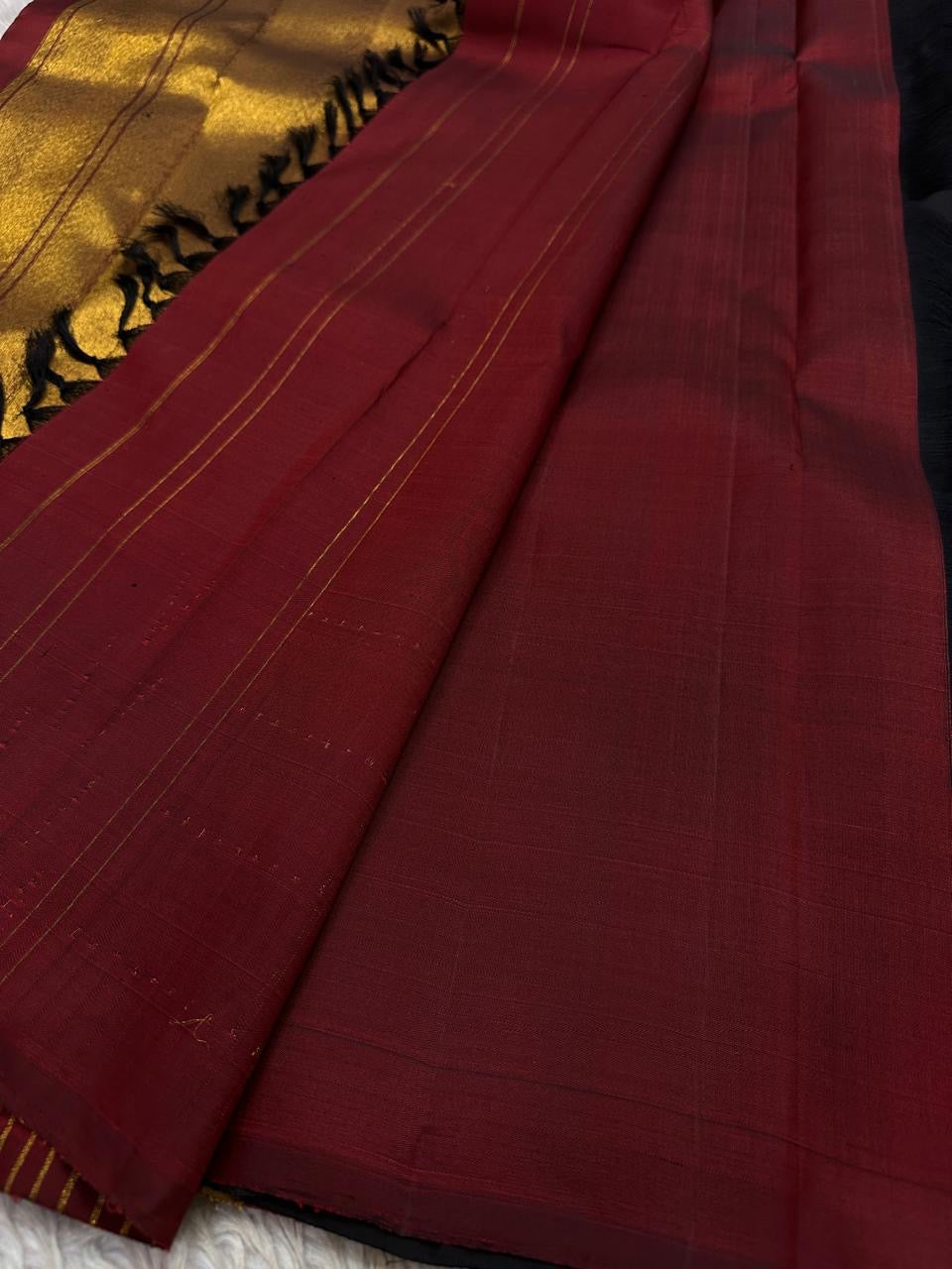 Maroon blouse piece and saree border with Ettukol weaving and gold zari work