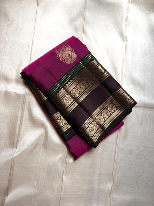 Ishwaryam 💎🌸✨
Jewel Pink Handwoven Kanchipuram Silk Saree with Majestic Gandaberunda Zari Adai Motif 🕊️🌟
Ornate Rettapet Border Featuring Delicate Kamalam Seer Floral Detailing 🌺🪡
Deep Coffee Brown Pallu Adding Warmth and Elegant Contrast ☕🌿