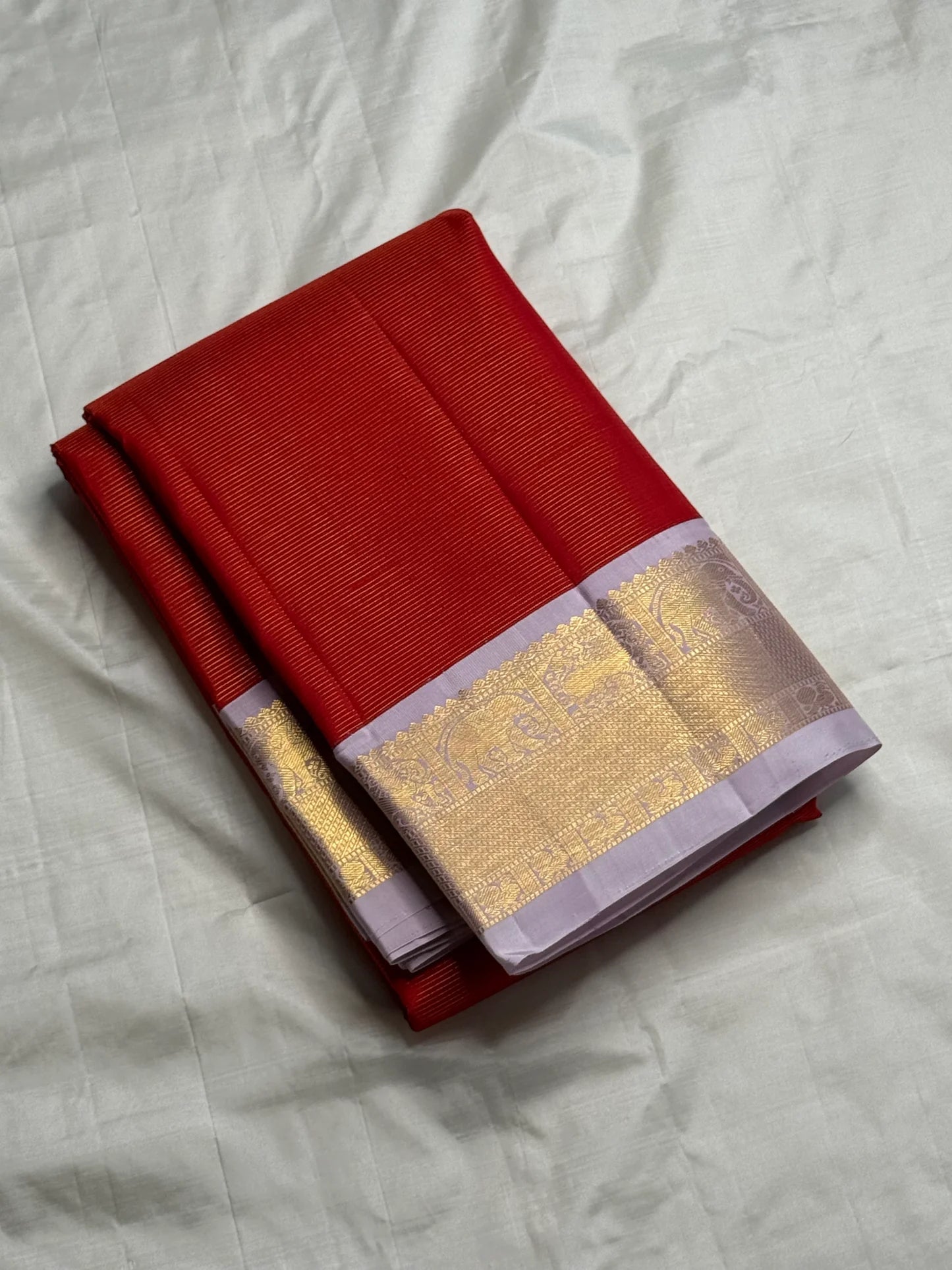 Scarlet Lilac Vairaoosi – Pure Kanchipuram Silk
Scarlet body • Lilac korvai • elephant reku zari border • Brocade pallu
Silk Mark • Free USA Shipping • Ships in Two Weeks