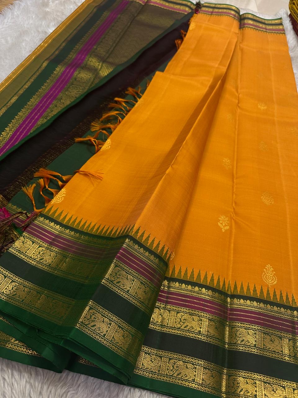 Lakshanam ✨ – Maambazha (Mango) Yellow Kanchipuram Pure Silk Saree
Korvai Deep-Green Border with Yazhi, Peacock & Elephant Varisaipet Panels
Temple-Tip Inner Edge & Rani-Magenta Accent Stripes
Intricate Zari-Weave Green Pallu with Chevron & Stripes