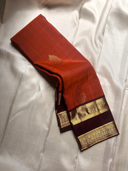 Rust Orange Choodamani — Pure Silk Kanchipuram
Rust-orange body with golden paisley buttas ✨
Deep maroon korvai borders with temple-arch zari 🌸
Grand maroon brocade pallu with elephants & florals 🪔
Silk Mark Certified • Free Shipping USA • Ships in Two