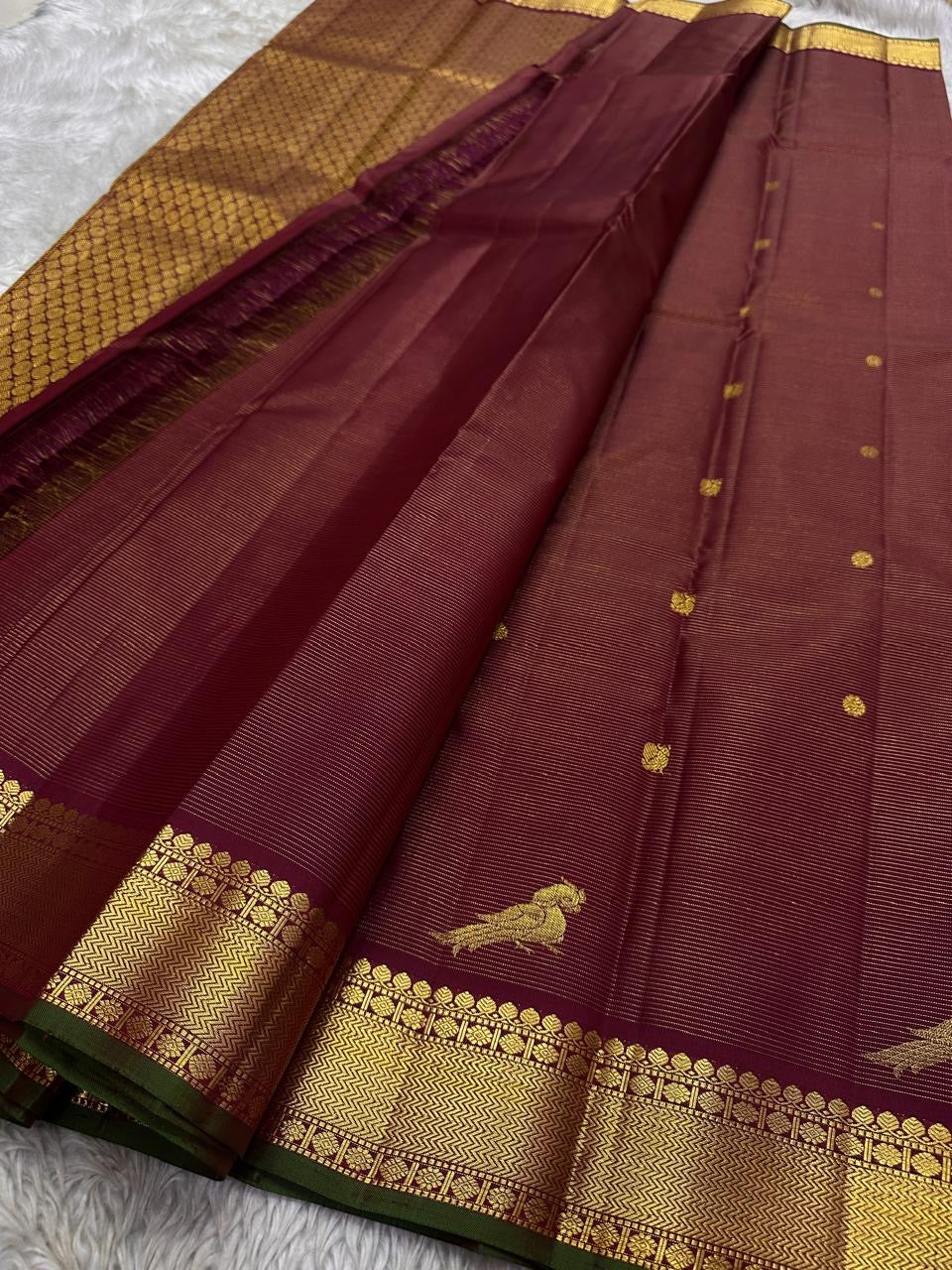 Paaku Vairaoosi Kili — Pure Kanchipuram Silk (Maroon × Gold × Green)
Handwoven maroon silk with zari kili motifs, vairaoosi stripes & antique gold chevron borders.
Silk Mark Certified • Free USA Shipping • Ships in Two Weeks • Blouse Stitching ($30)