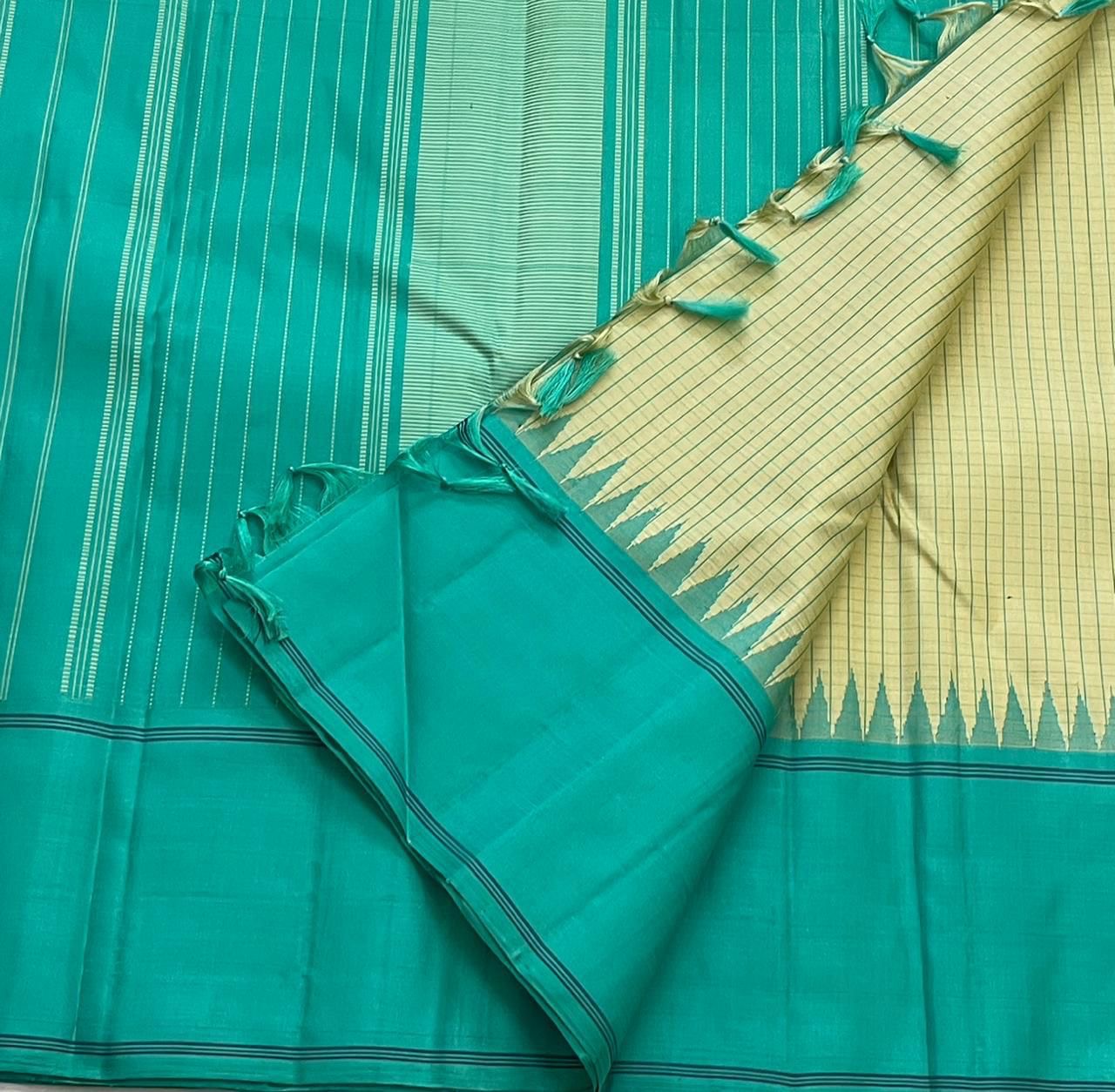 Cardamom Mist & Sea Green Kattam – Pure Silk Kanchipuram Saree
✨ Handwoven Pure Silk with Sea Green Body & Cardamom Checks
✨ Minimalist Korvai Border with Temple Motifs
✨ Contrast Pallu with Subtle Zari Highlights
✨ Silk Mark Certified, ships in 2 weeks