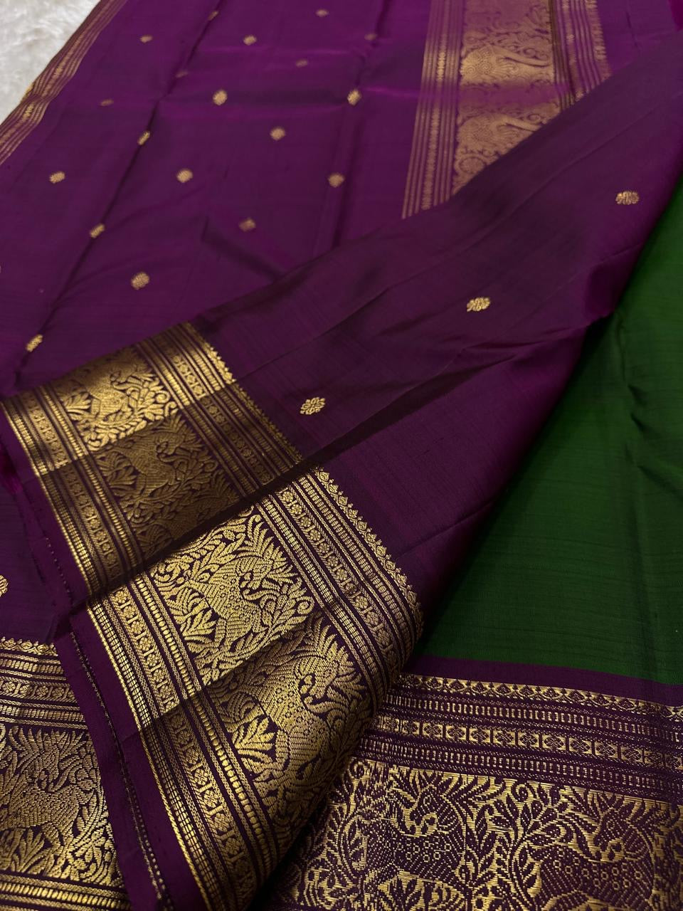 Emerald Plum Maankutti Butta — Pure Kanchipuram Silk Saree
Emerald green body with golden maankutti motifs and a plum korvai border woven in rich zari grandeur.
Silk Mark Certified • Free Shipping within USA • Ships in Two Weeks ✅