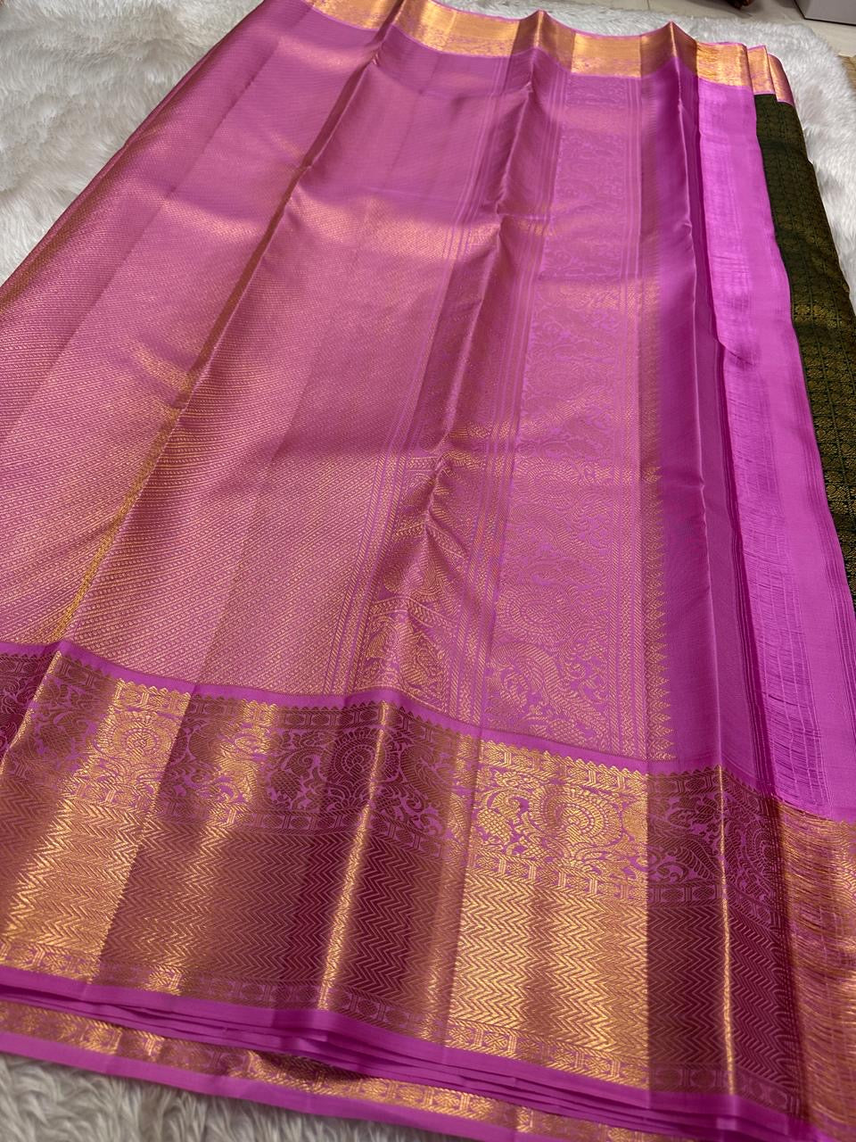 Iniya – Bottle Green & Pink Kanchipuram Pure Silk Saree with Floral Jaal and Mayil Border
Graceful and refreshing, Iniya is a handwoven masterpiece in bottle green with soft pastel pink accents. Delicate floral jaal and mayil motifs dance across the drape