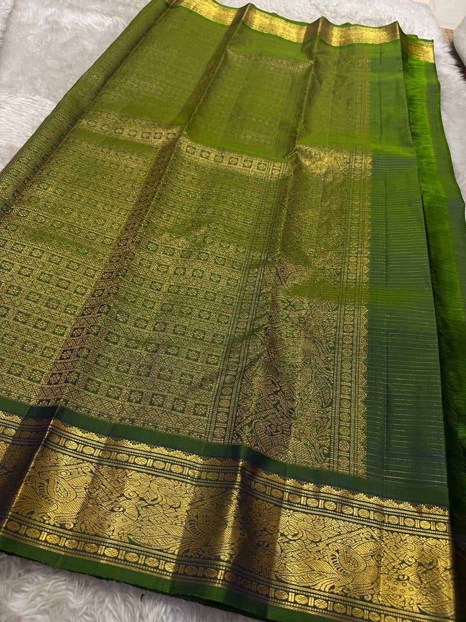 Hari Priya ✨ – Pure Kanchipuram Silk Saree
Royal Purple Body with Delicate Gold Zari stripes 
Emerald Green Korvai Contrast Border with Intricate Zari Weave
Grand Emerald Green Brocade Pallu with Traditional Motifs
Silk Mark Certified | Fall & Pico |