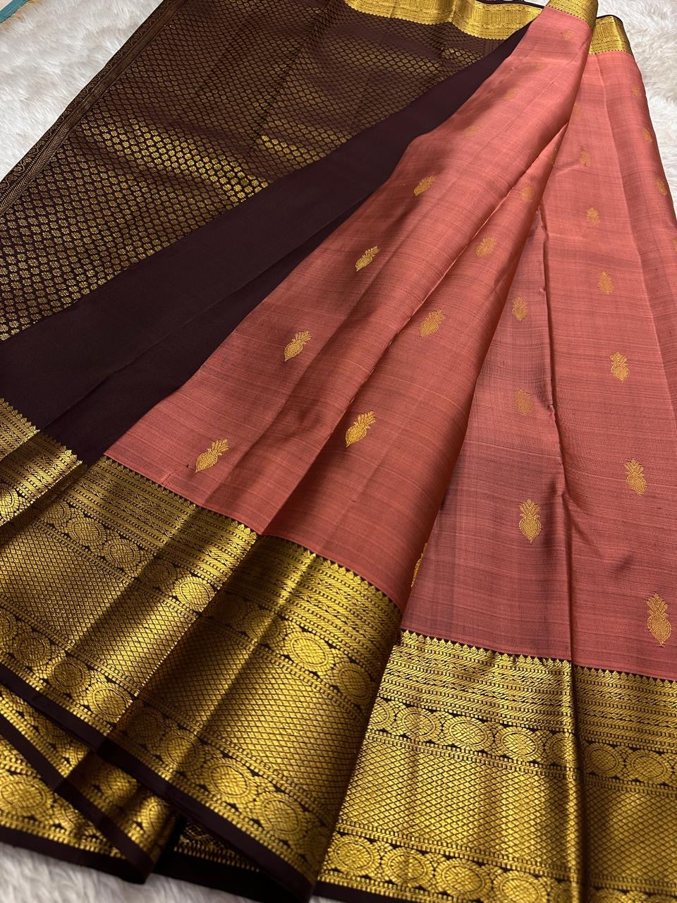 Blush Radiance ✨ – Pure Kanchipuram Silk Saree
Rose Pink Body with Fine Zari Checks & Paisley Buttas
Broad Golden Zari Border with Chocolate Selvedge
Rich Chocolate Brown Pallu with Intricate Gold Brocade
Silk Mark Certified | Fall & Pico Done |