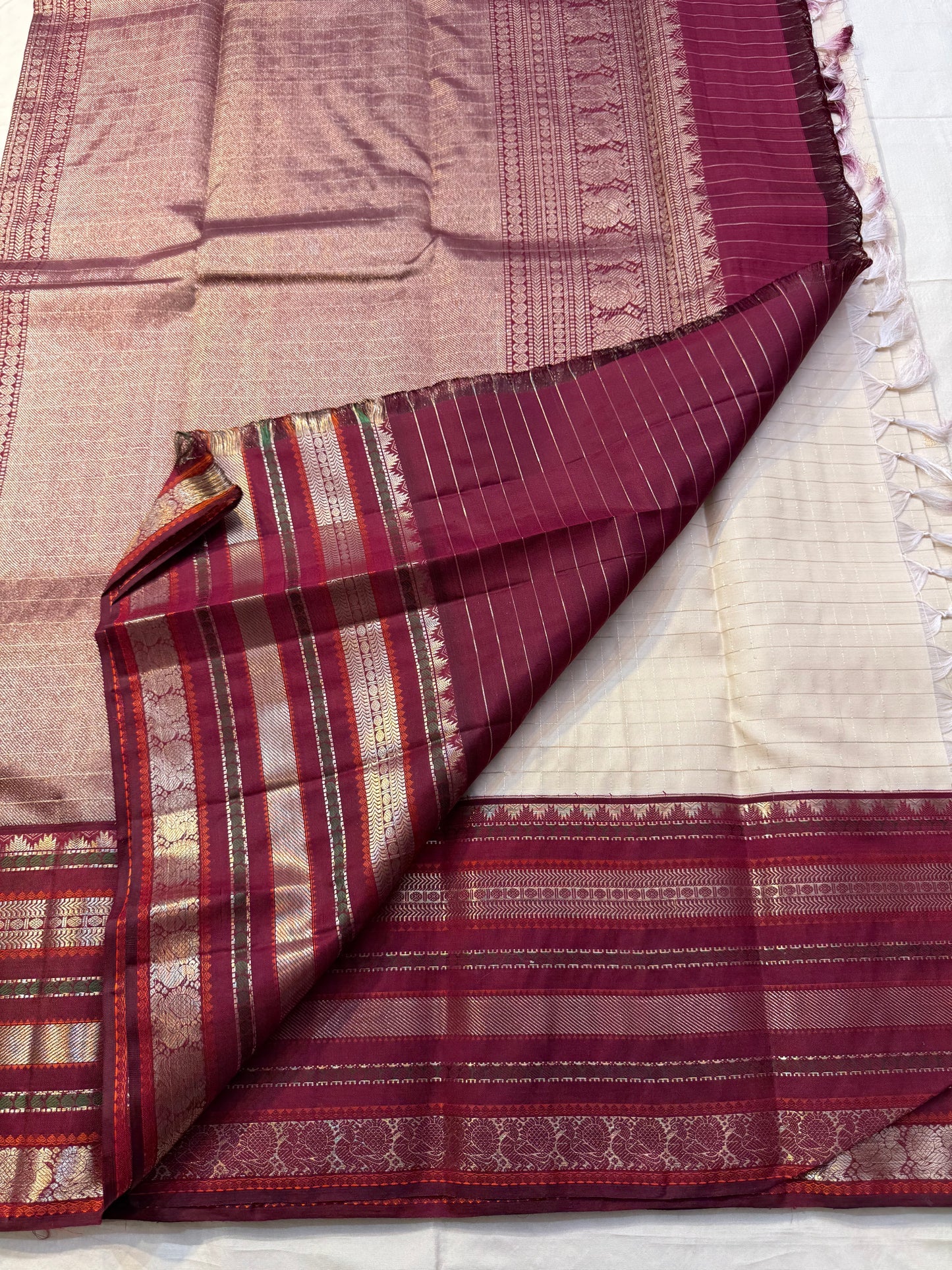 Ivory Arakku Varisaipet Trellis ✨
Pure Kanchipuram Silk with gold buttas & maroon korvai borders
Silk Mark Certified • Free USA Shipping • Ships in Two Weeks ✅