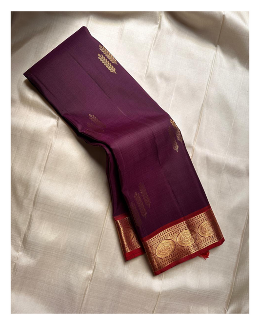 Ambara ✨ – Deep Purple Kanchipuram Pure Silk Saree
Woven zari butties in a rare rice reed motif 🌾
Striking red border with coin and ornate floral vines 🌹
Bold red pallu with diamond-grid lattice zari ✨
An heirloom weave of grace, contrast, and heritage
