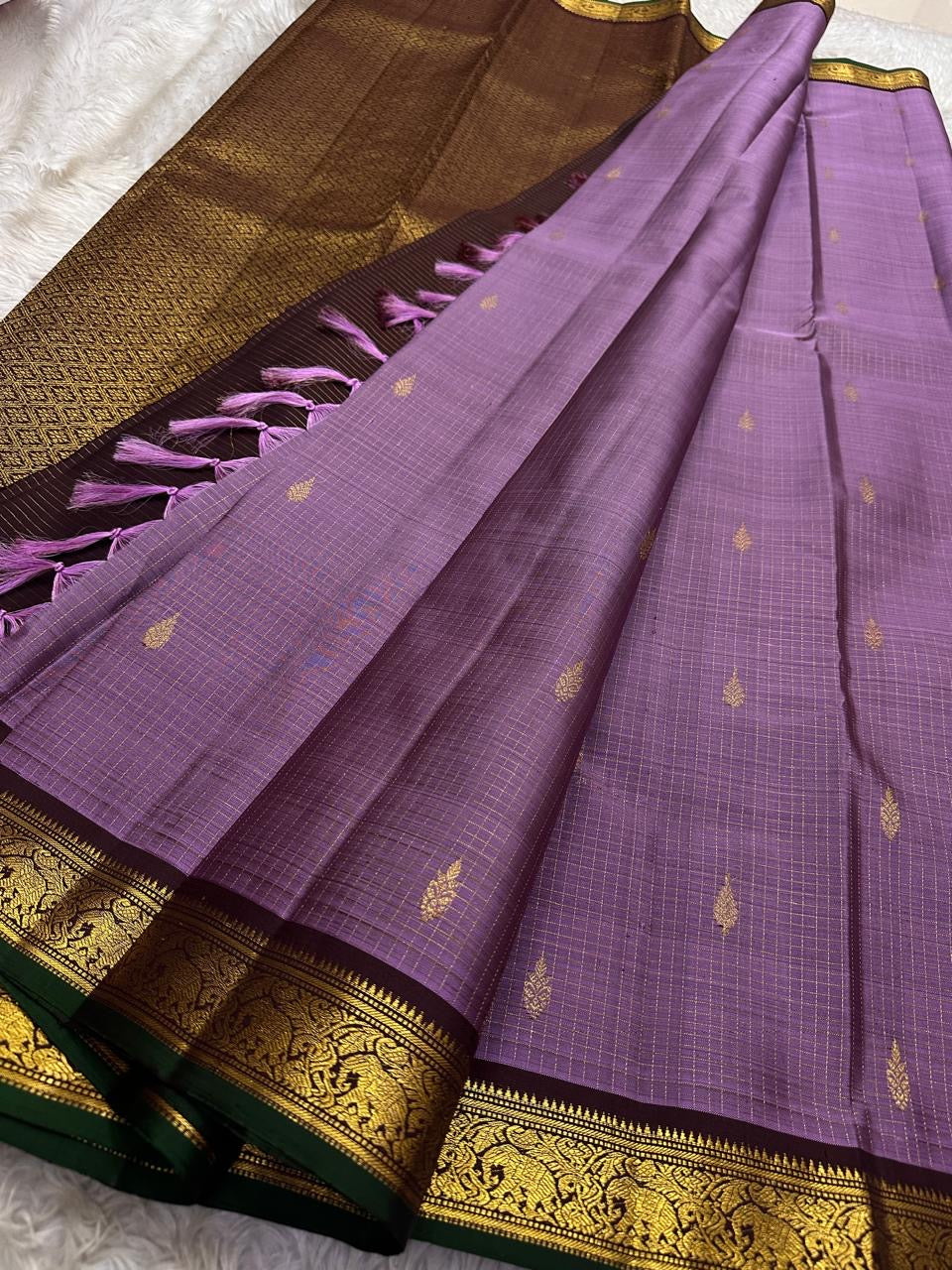 Mauve Lavender Zari Kattam — Petite Border | Pure Kanchipuram Silk ✨
Lavender-purple body with fine zari kattam checks & gold paisley buttas 💜
Silk Mark Certified • Free Shipping within USA• Ships in Two Weeks ✅i