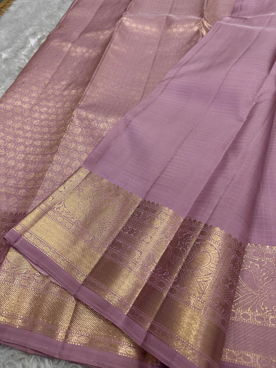 Mauve Mayura
Pure Kanchipuram Silk Saree – Dusty Mauve Body with Gold Zari Weave
Korvai Borders with Peacock & Floral Motifs
Grand Zari Pallu with Brocade Detailing & Hand-Knotted Tassels
Silk Mark Certified ✅ | Fall & Pico Done ✅ | ships in 2 weeks