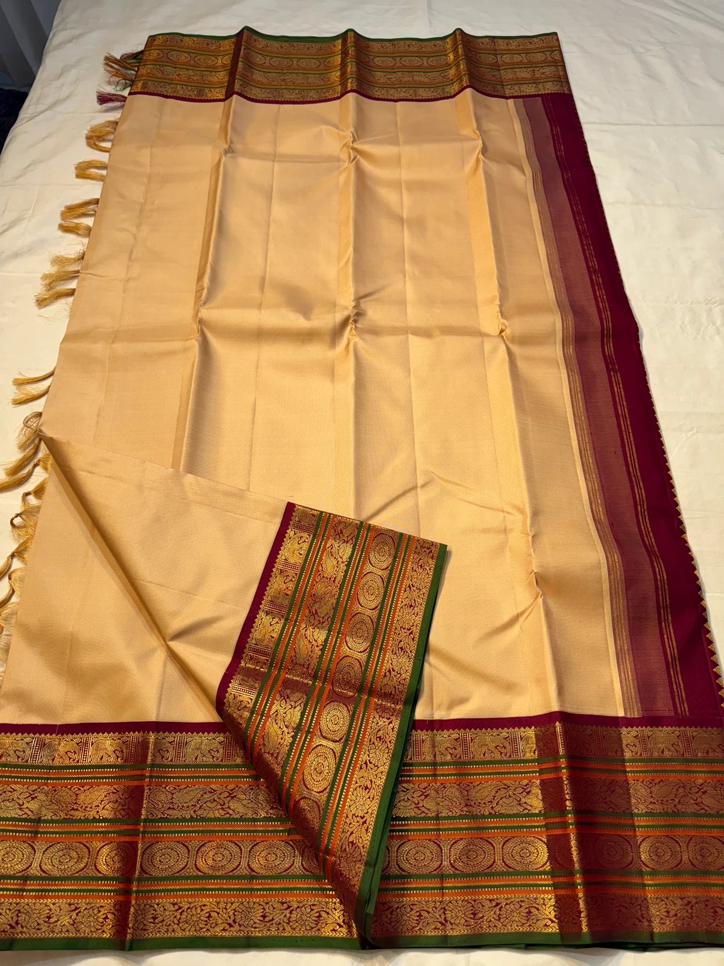 Almond Aura — Korvai Grand Border | Pure Kanchipuram Silk ✨
Almond-beige body with antique-gold chakra border & gold brocade pallu 🌸
Silk Mark Certified • Free Shipping within USA • Ships in Two Weeks ✅