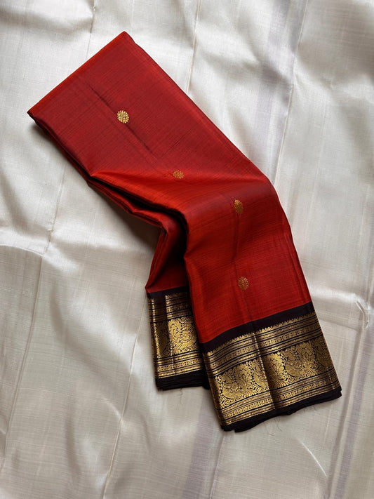 Crimson Earth – Red & Deep Brown Kanchipuram Pure Silk Saree ✨
Radiant Red Body with Golden Zari kamalam  Buttas
Deep Brown Korvai Border with Peacock Motifs
Majestic Brown Pallu with Ornamental Zari Weaving

Silk Mark Certified, delivery in 2 weeks