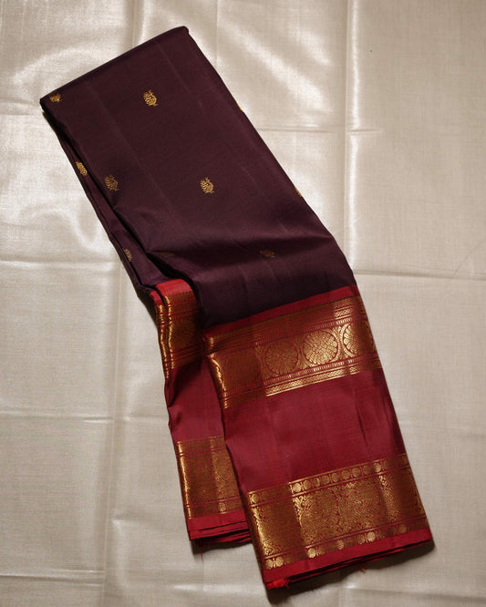 Vennela – Deep Jamun Kanchipuram Silk Saree with Retta Pet Border & Araimaadam Pallu
Luxurious deep jamun silk body adorned with gold zari mayil buttas.
Retta pet border with kamalam and mayil motifs woven in rich zari.
Araimaadam pallu featuring mayilpet
