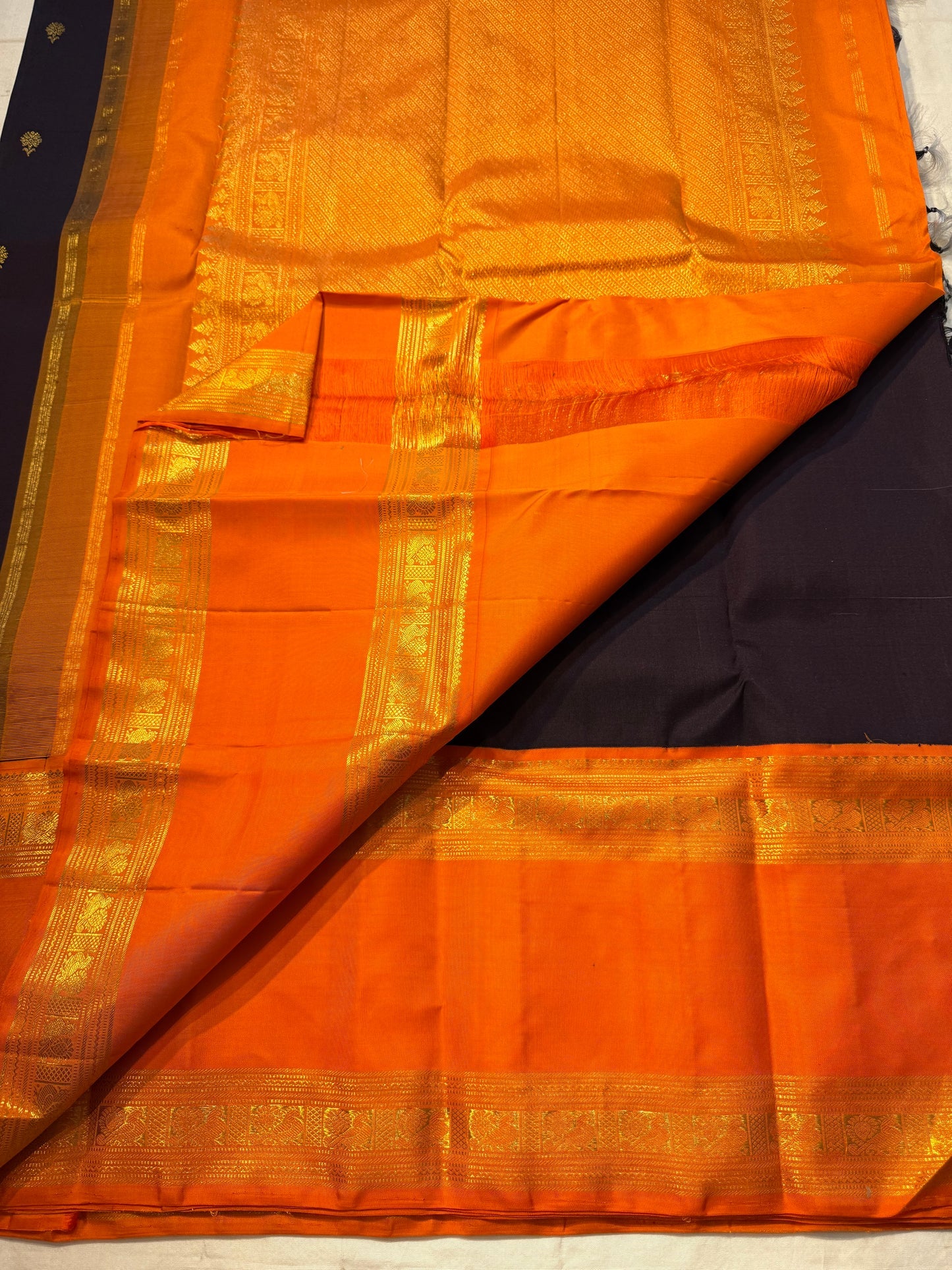 Auberge Kesar Glow Butta — Pure Kanchipuram Silk Saree
Aubergine Body with Gold Zari Buttas & Kesar-Orange Border
Silk Mark Certified • Free Shipping within USA • Ships in Two Weeks