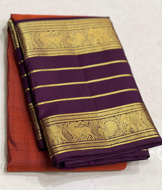 Karpagam – Burnt Orange & Coffee Elegance ✨🪔
A glowing burnt orange body adorned with gold zari peacocks 🦚 and mythical Yazhi 🐉 motifs. The deep coffee border shimmers with Varisaipet geometric zari, while the grand pallu unfolds in panels of Vanasring